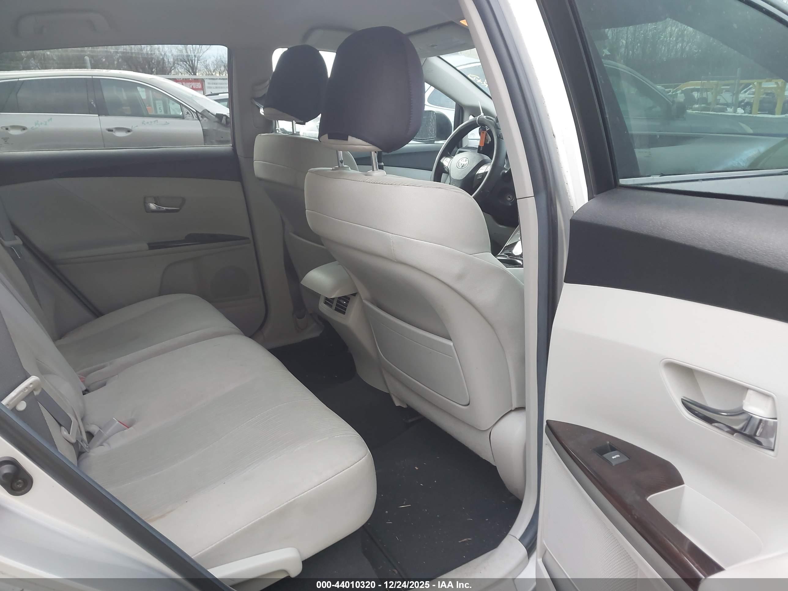 TOYOTA VENZA image 8