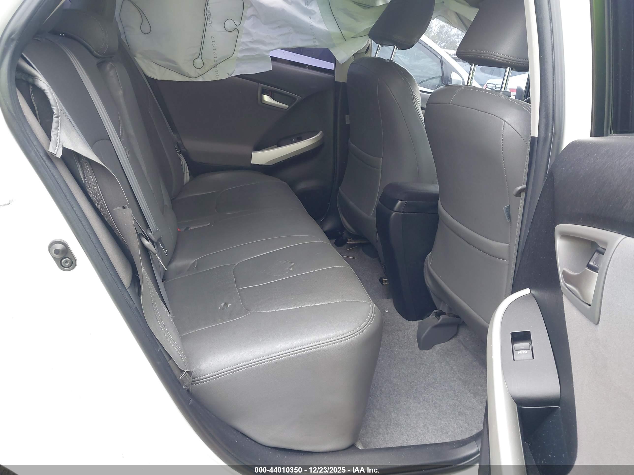 TOYOTA PRIUS image 8
