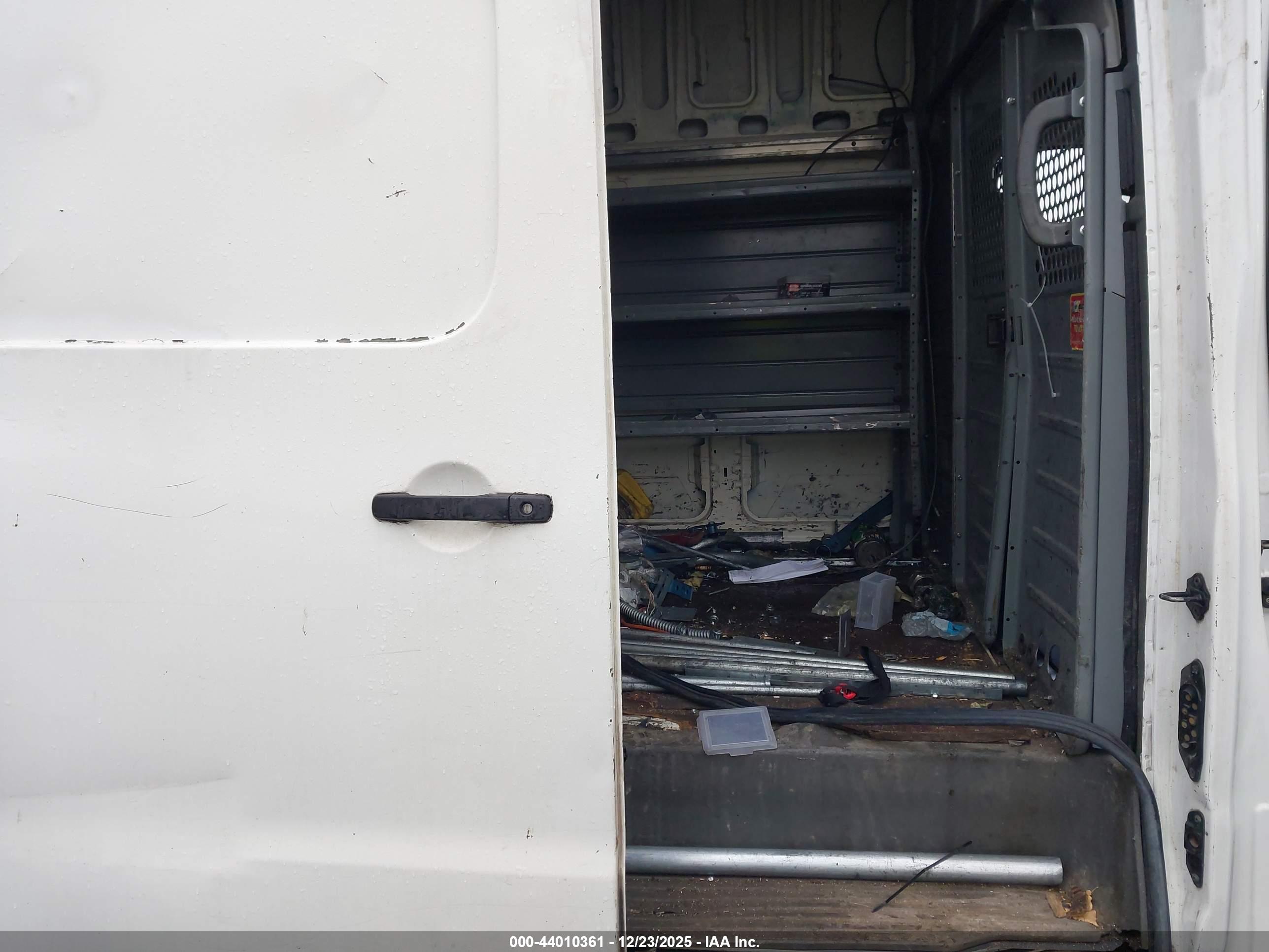 NISSAN NV image 8