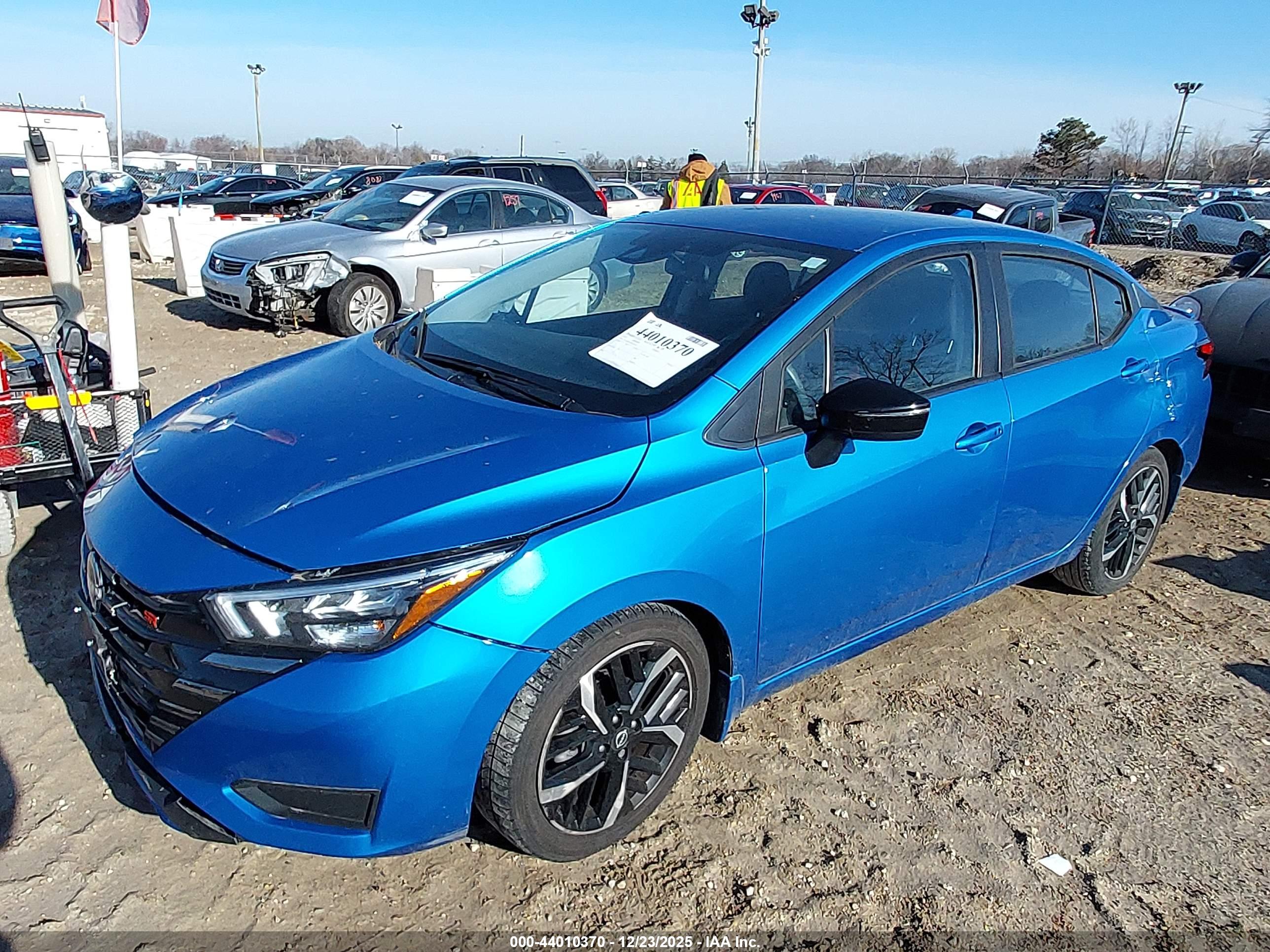 NISSAN VERSA image 2