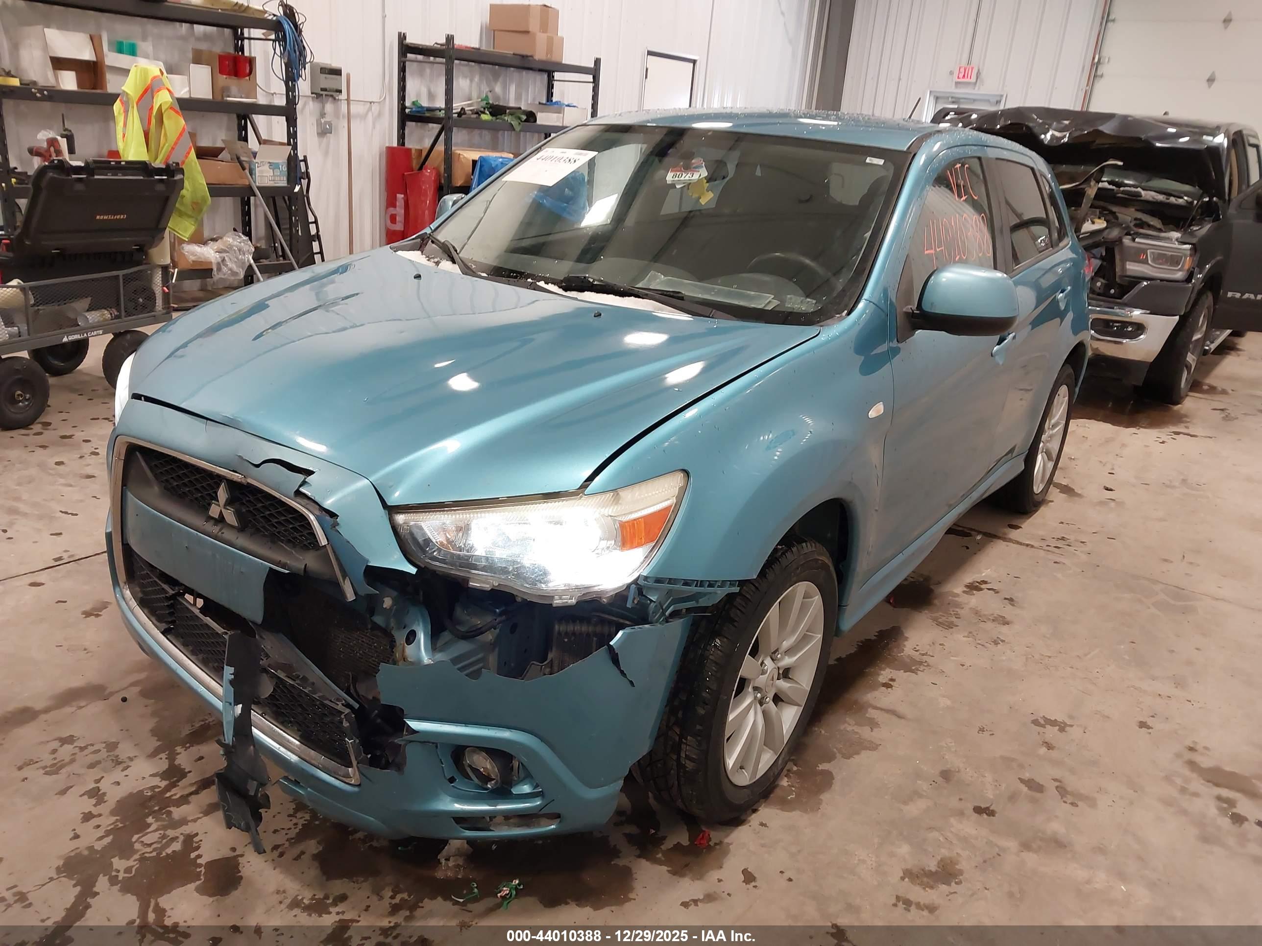 MITSUBISHI OUTLANDER image 2