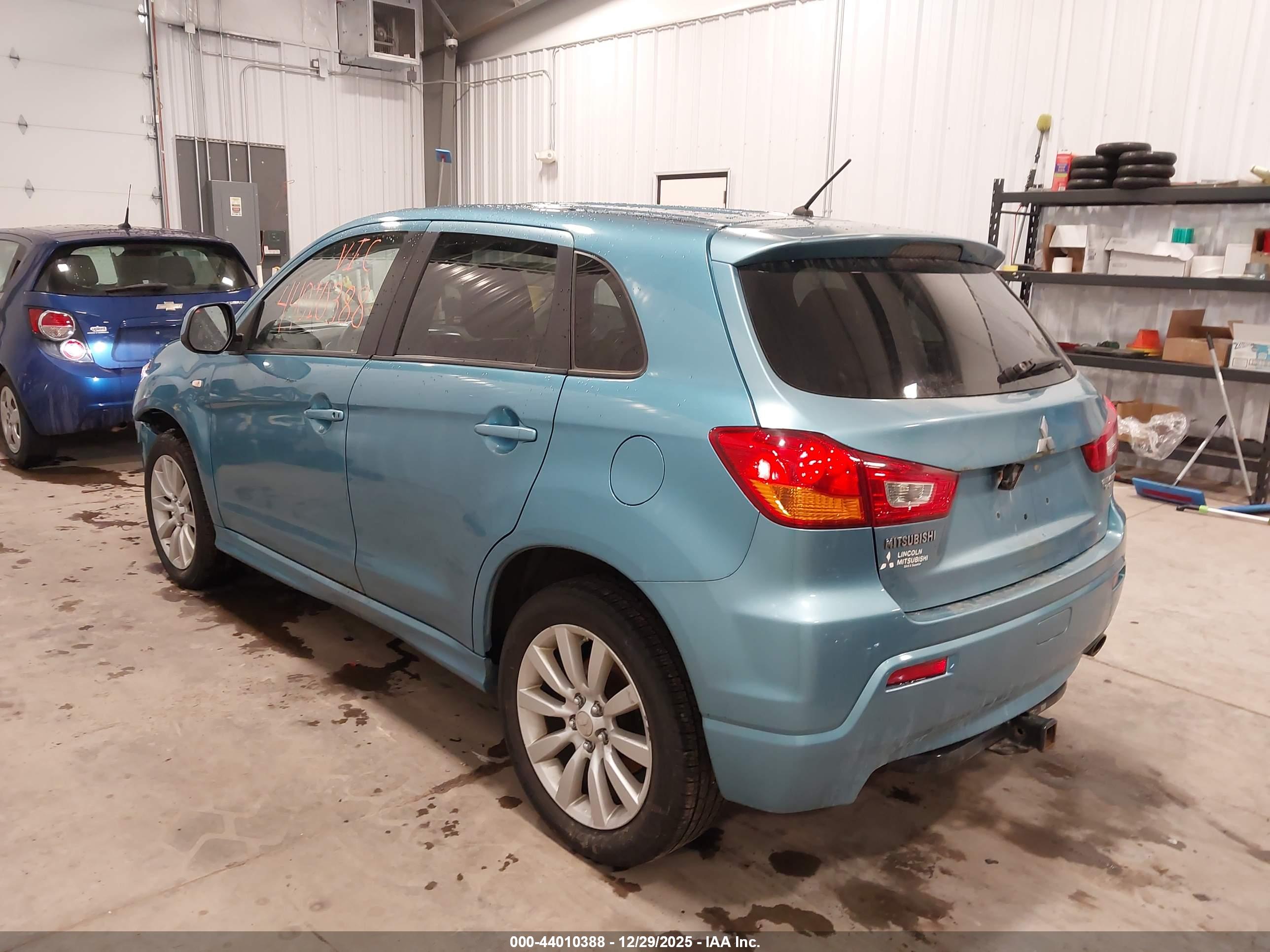 MITSUBISHI OUTLANDER image 3