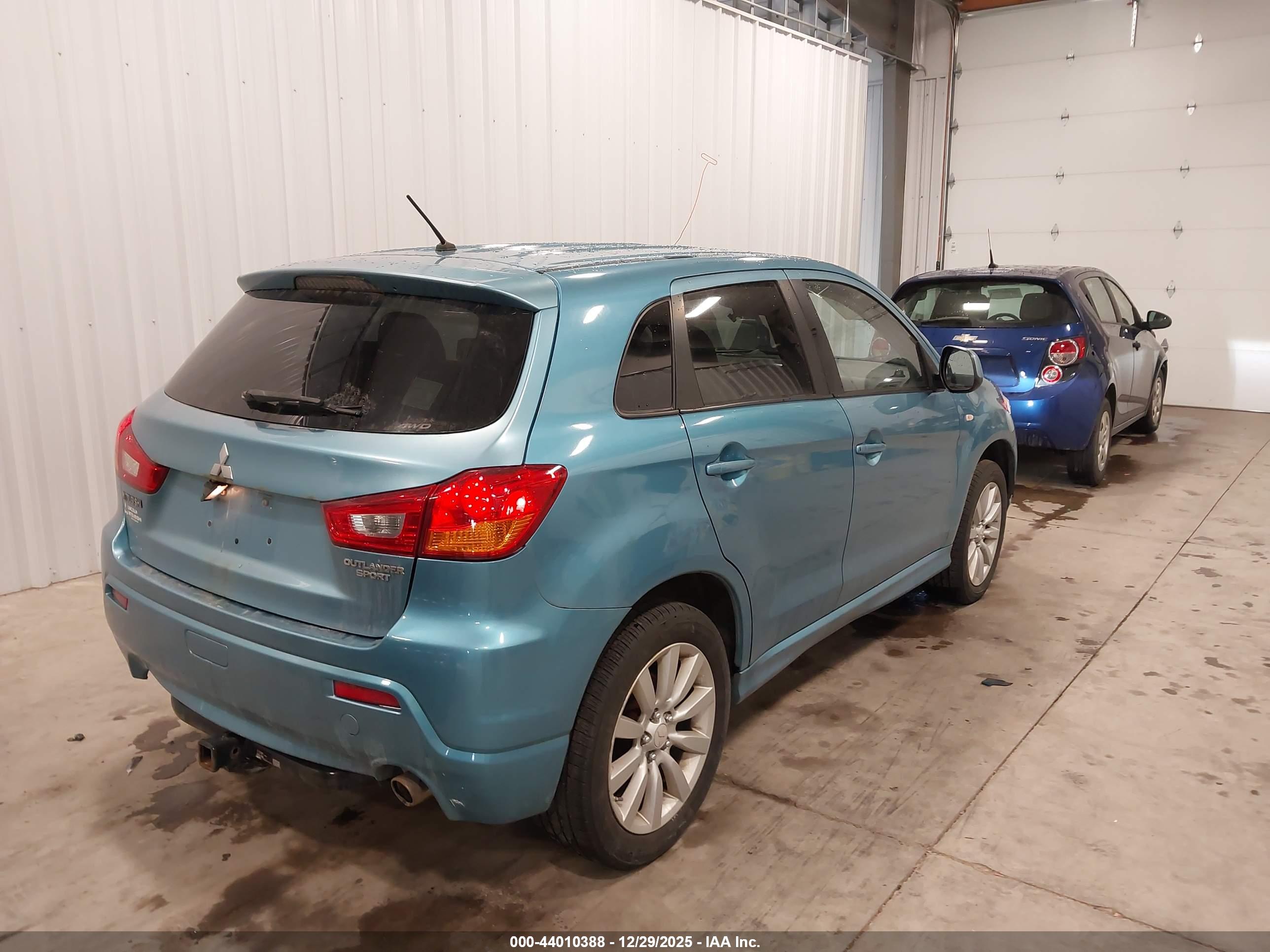 MITSUBISHI OUTLANDER image 4