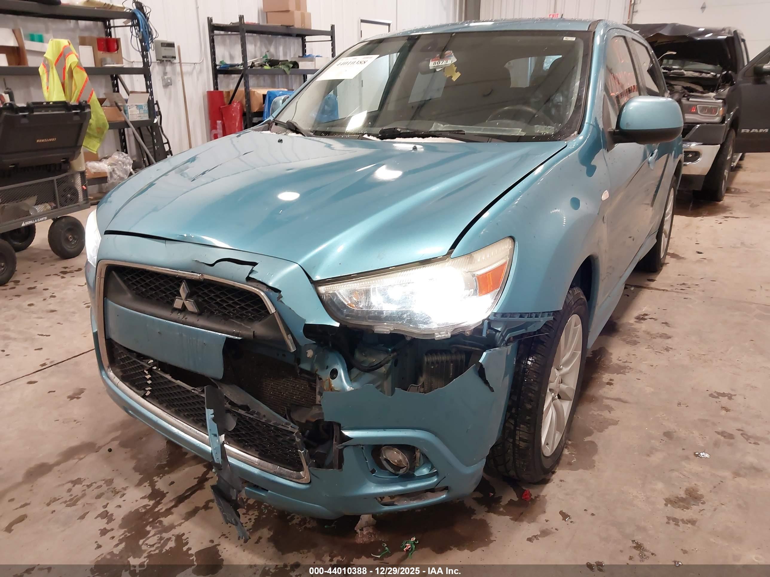 MITSUBISHI OUTLANDER image 6
