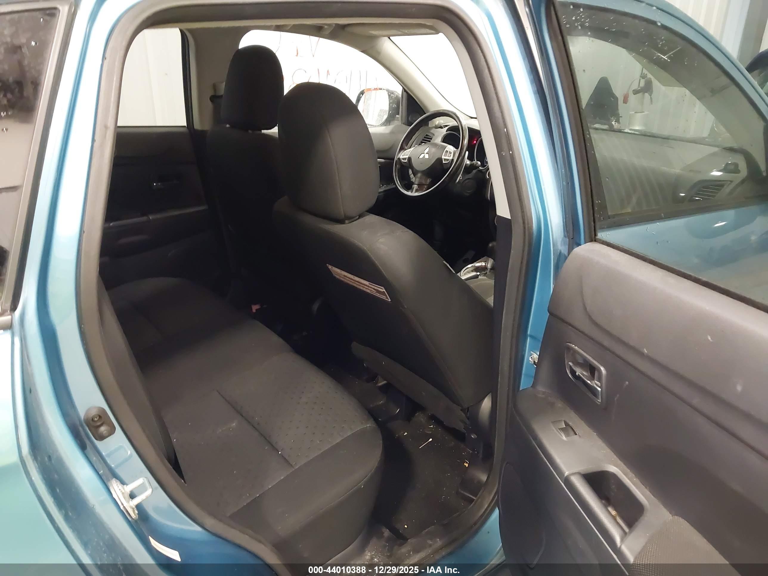 MITSUBISHI OUTLANDER image 8