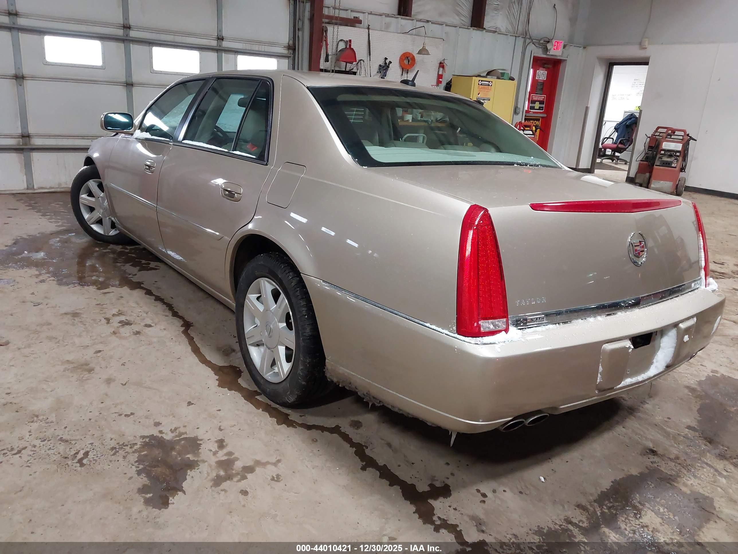 CADILLAC DTS image 3