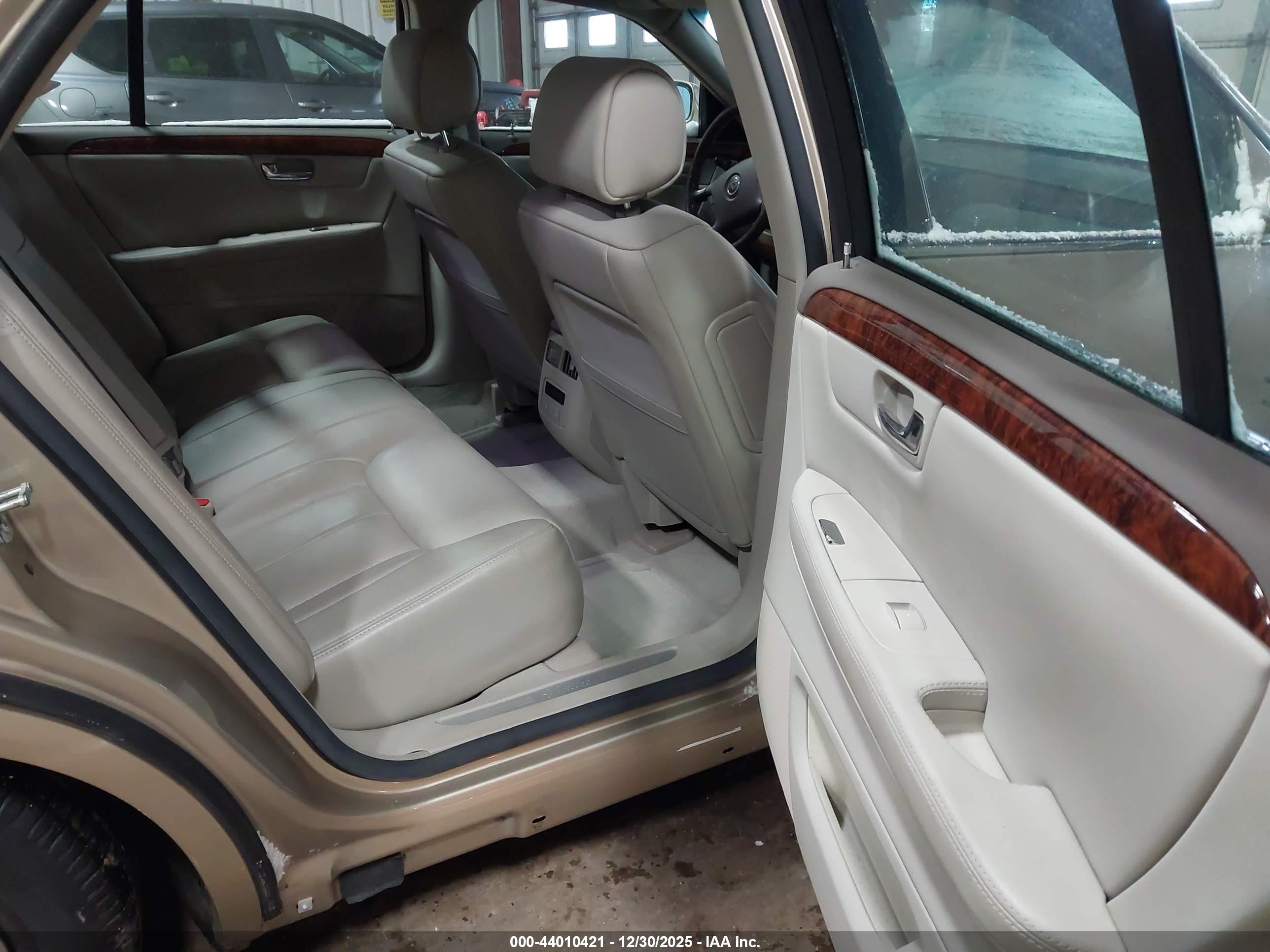 CADILLAC DTS image 8