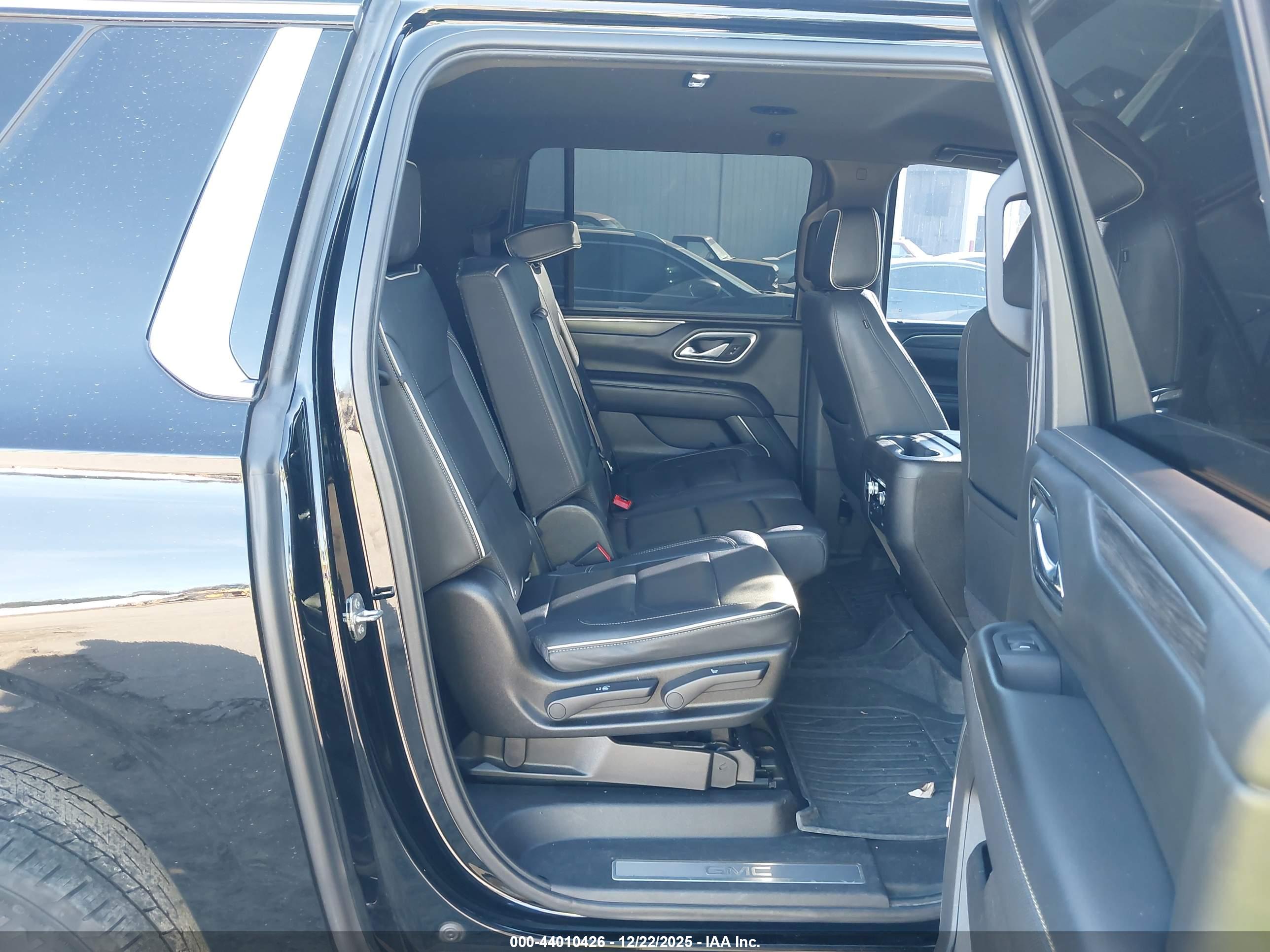 GMC YUKON image 8