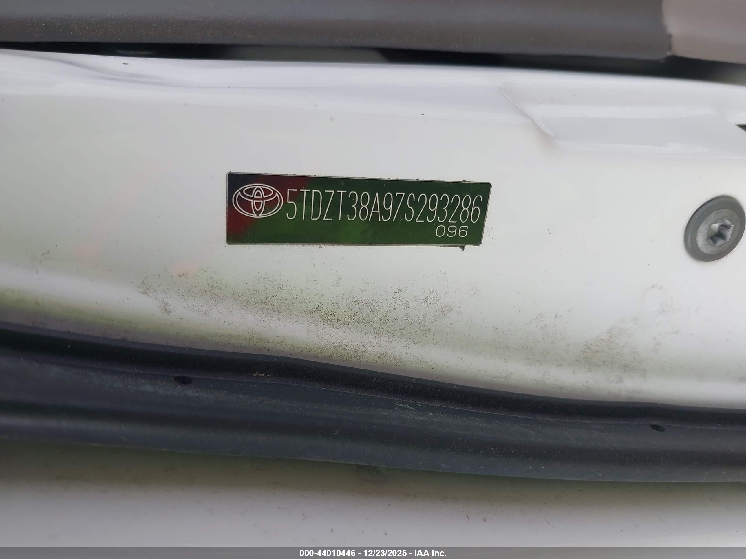 TOYOTA SEQUOIA image 9