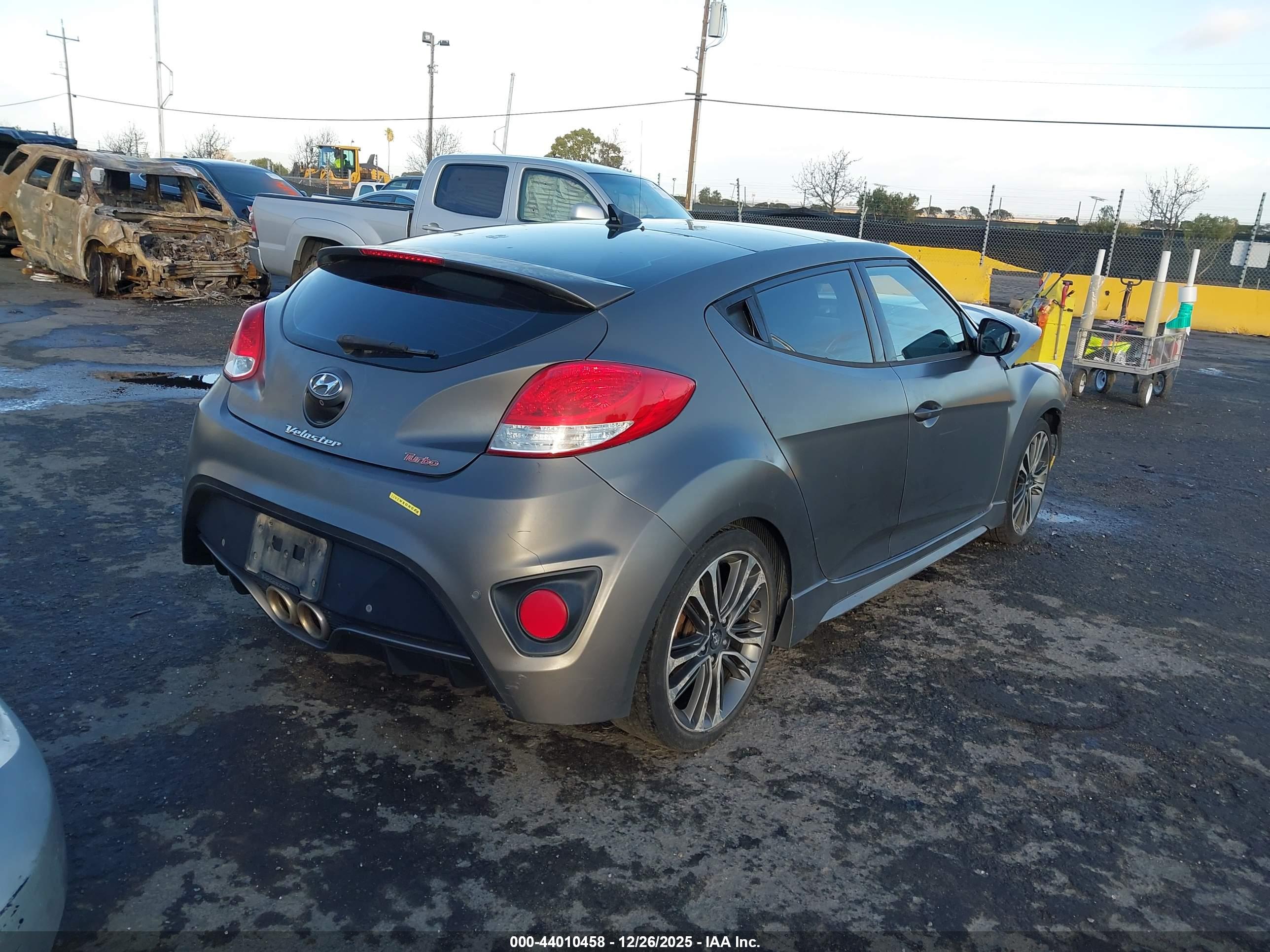 HYUNDAI VELOSTER image 4