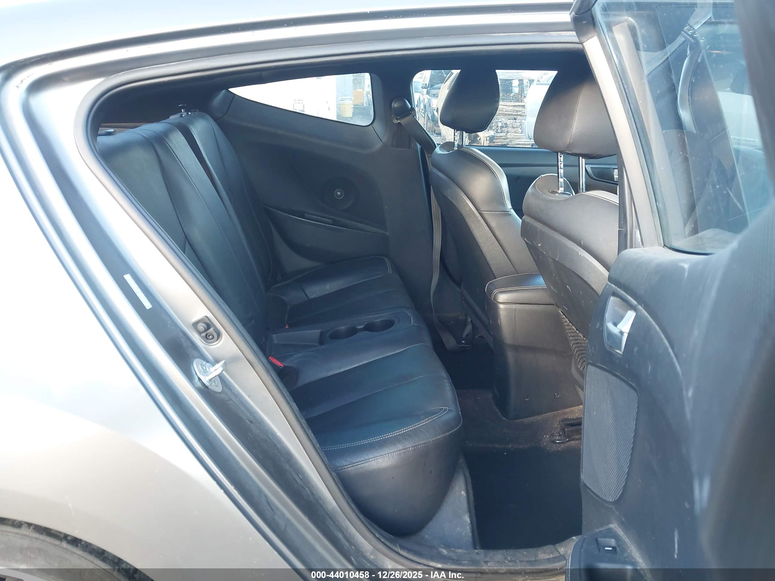 HYUNDAI VELOSTER image 8