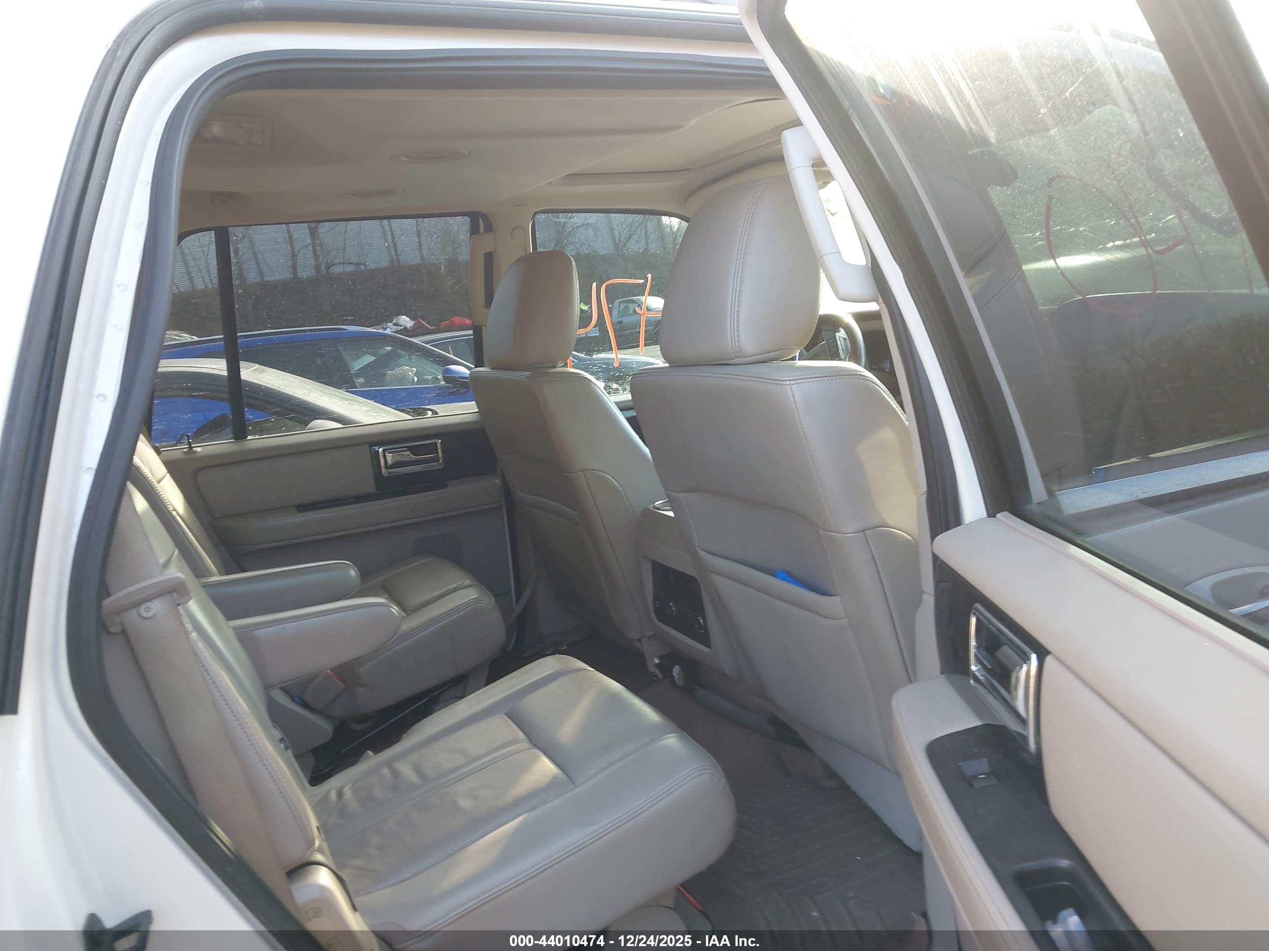 LINCOLN NAVIGATOR image 8