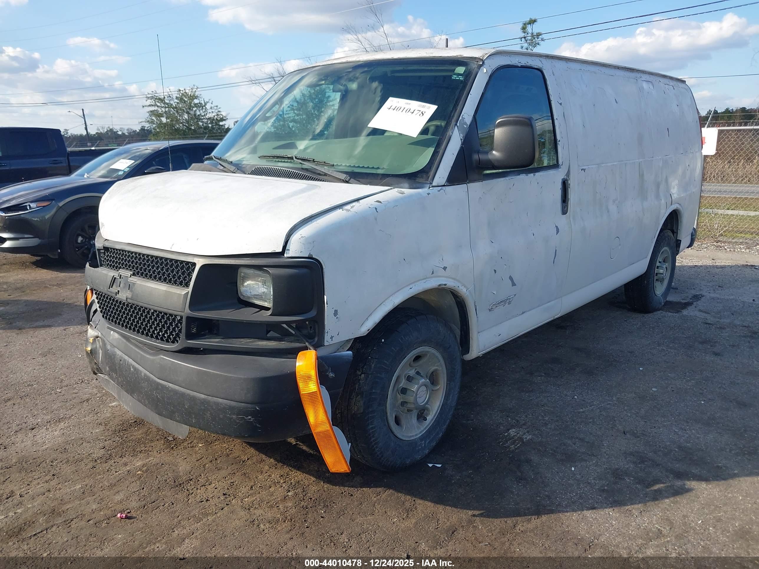 CHEVROLET EXPRESS image 2