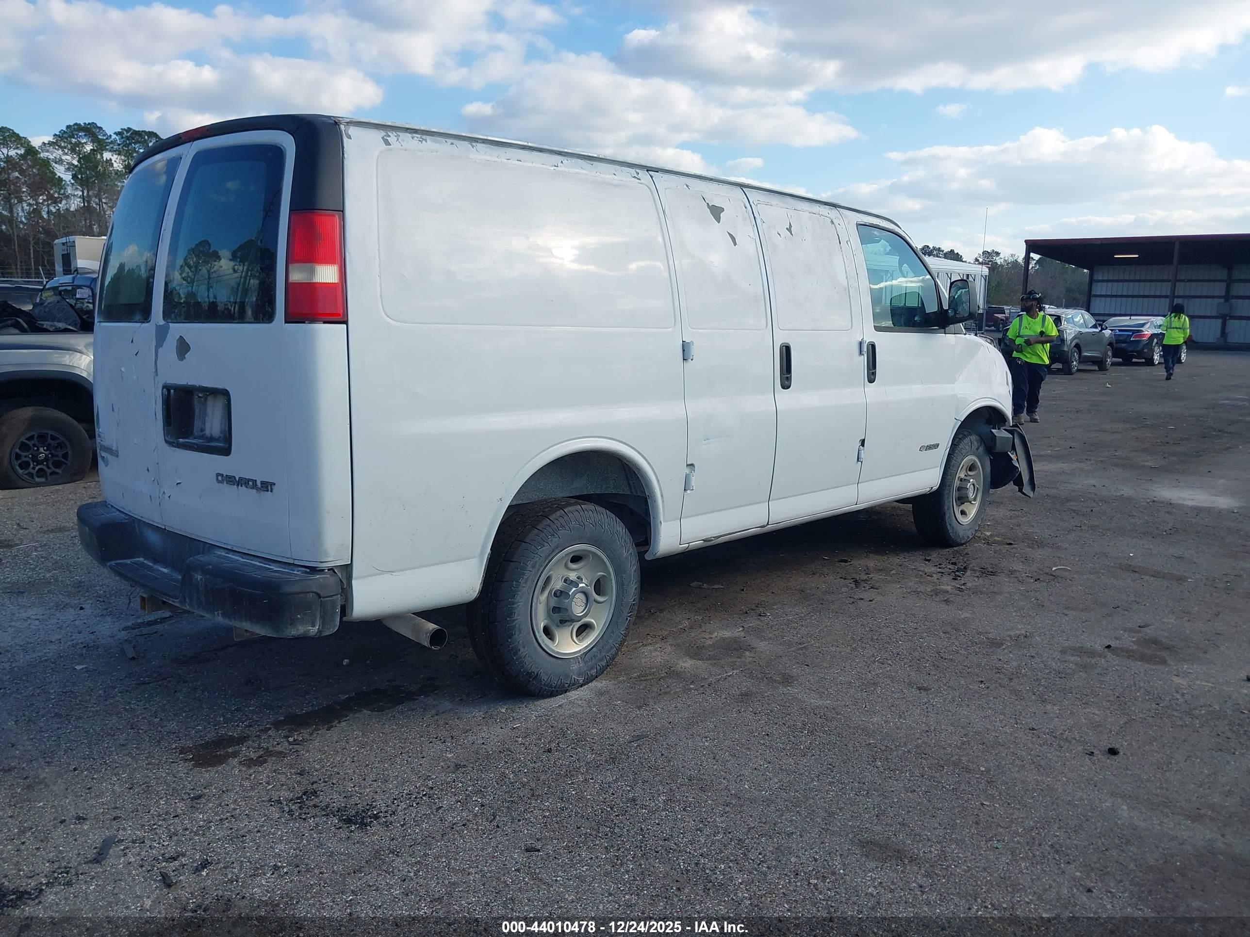 CHEVROLET EXPRESS image 4