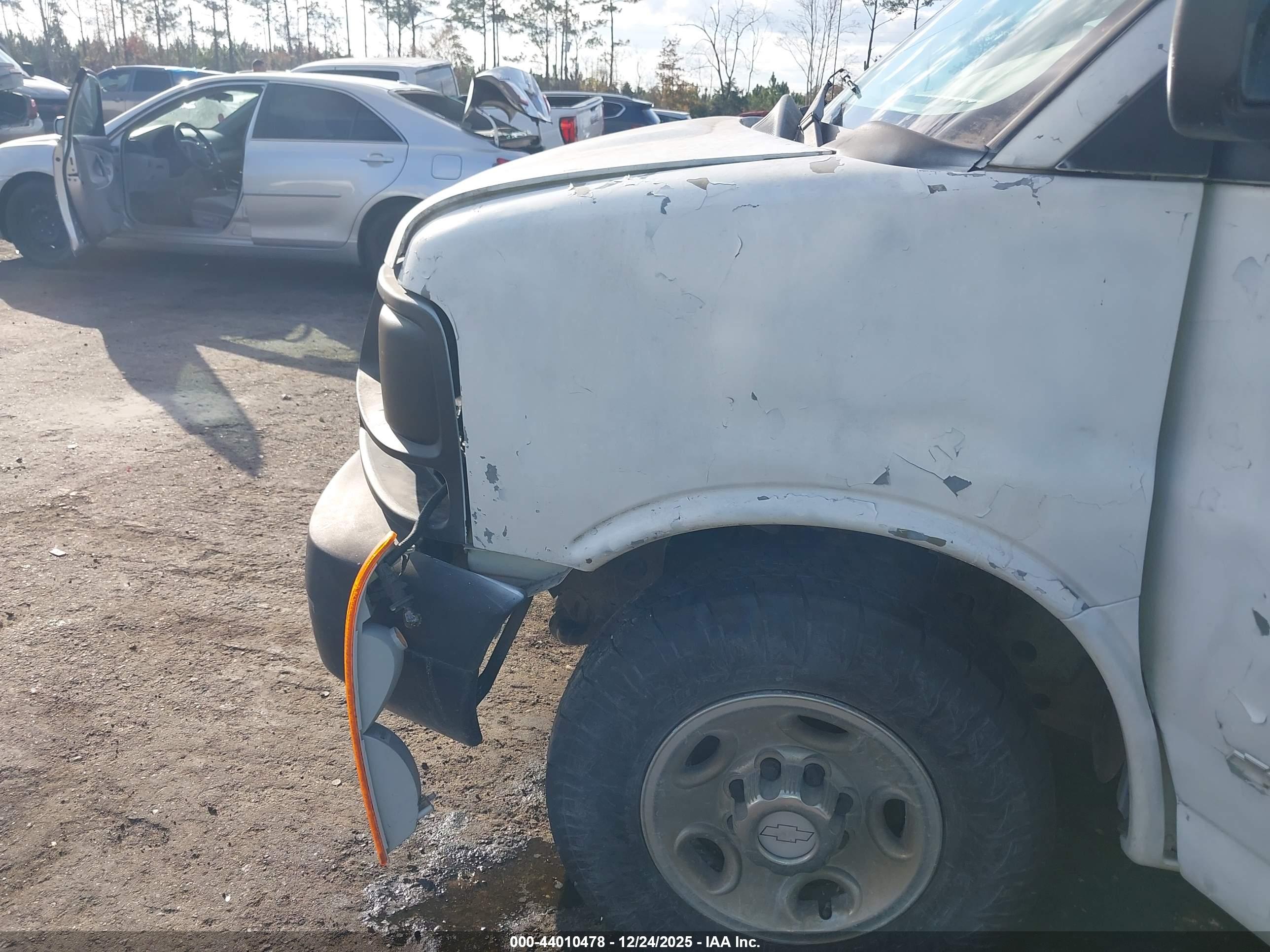 CHEVROLET EXPRESS image 6