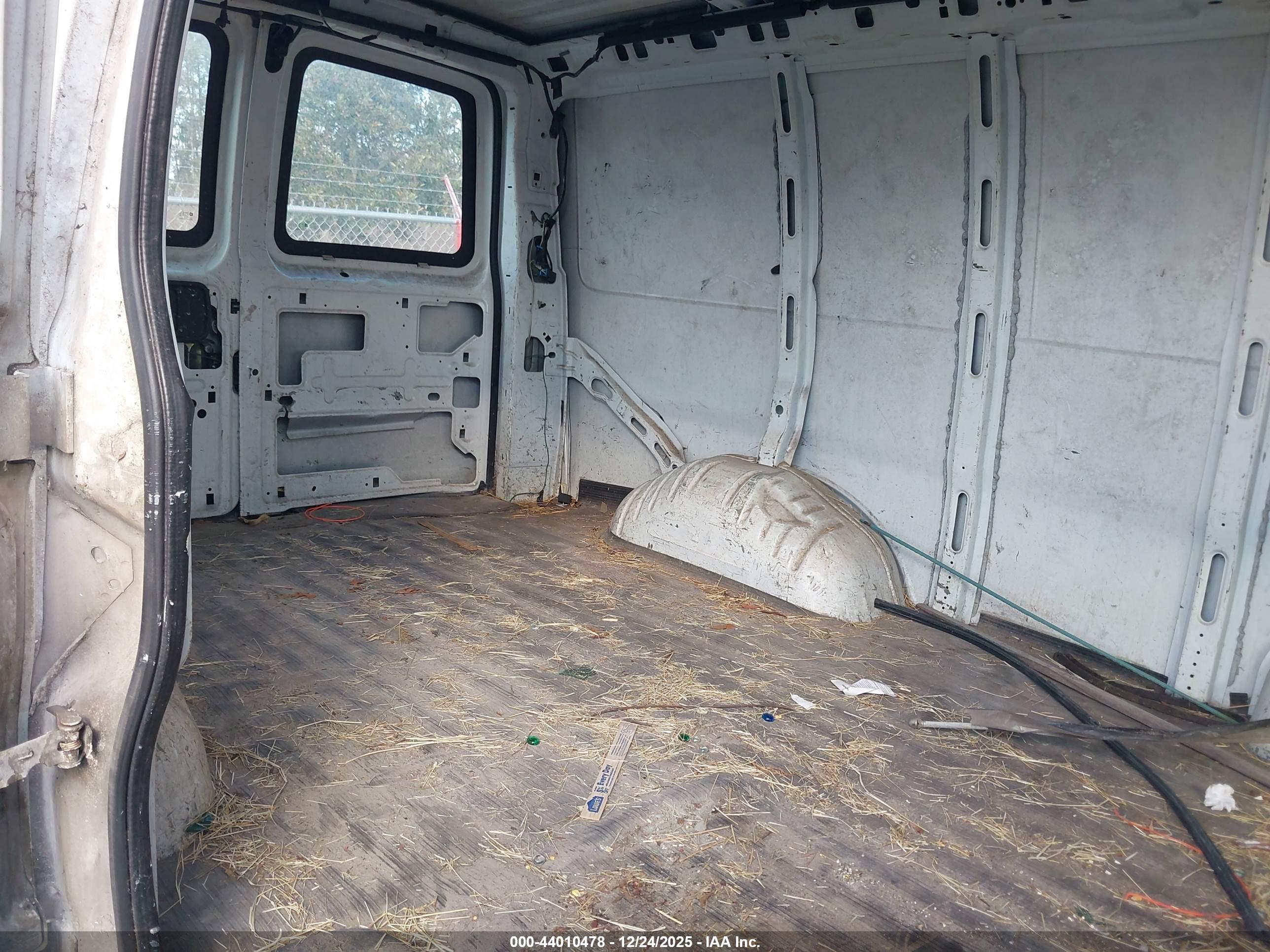 CHEVROLET EXPRESS image 8