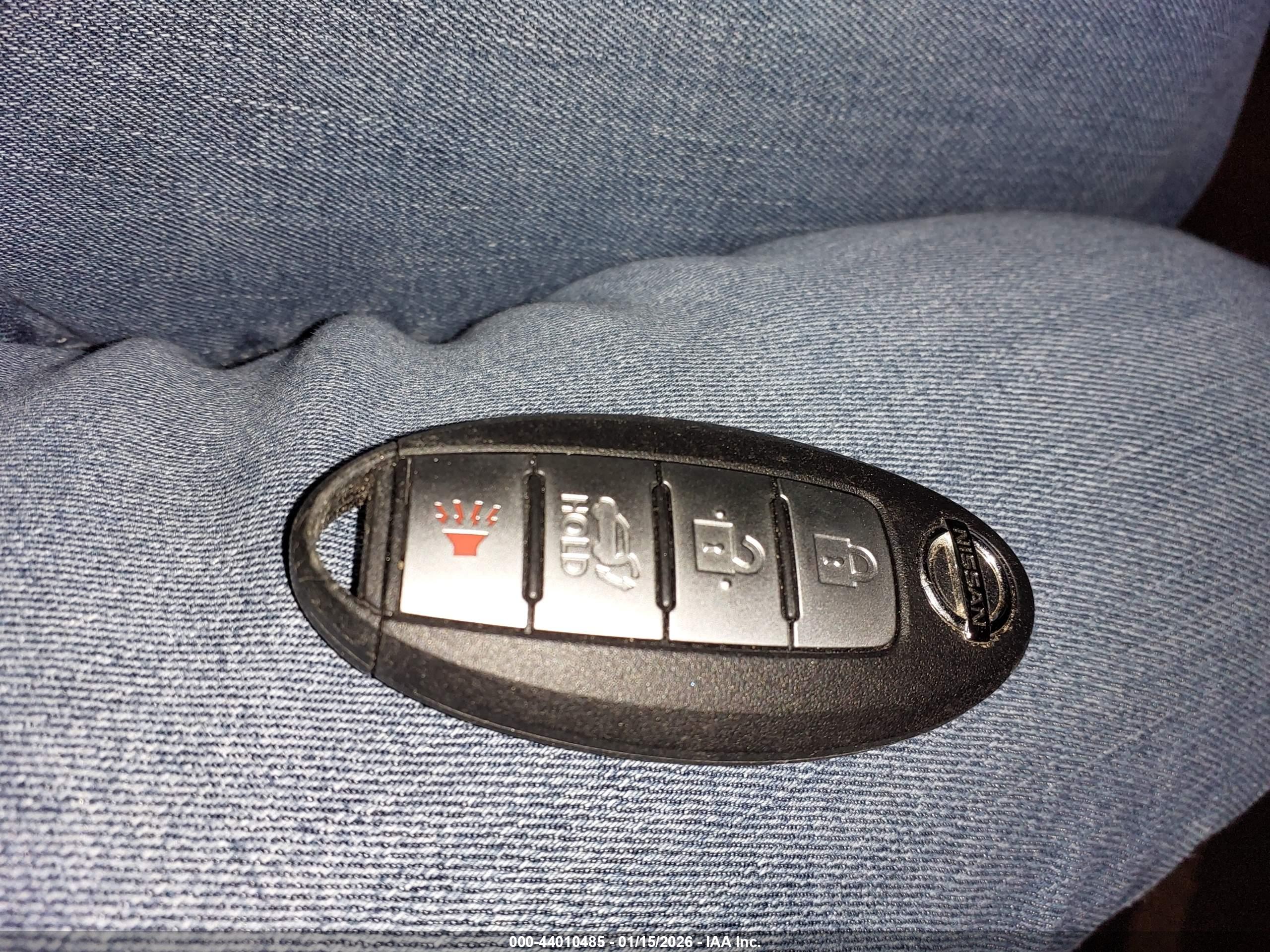 NISSAN VERSA image 11