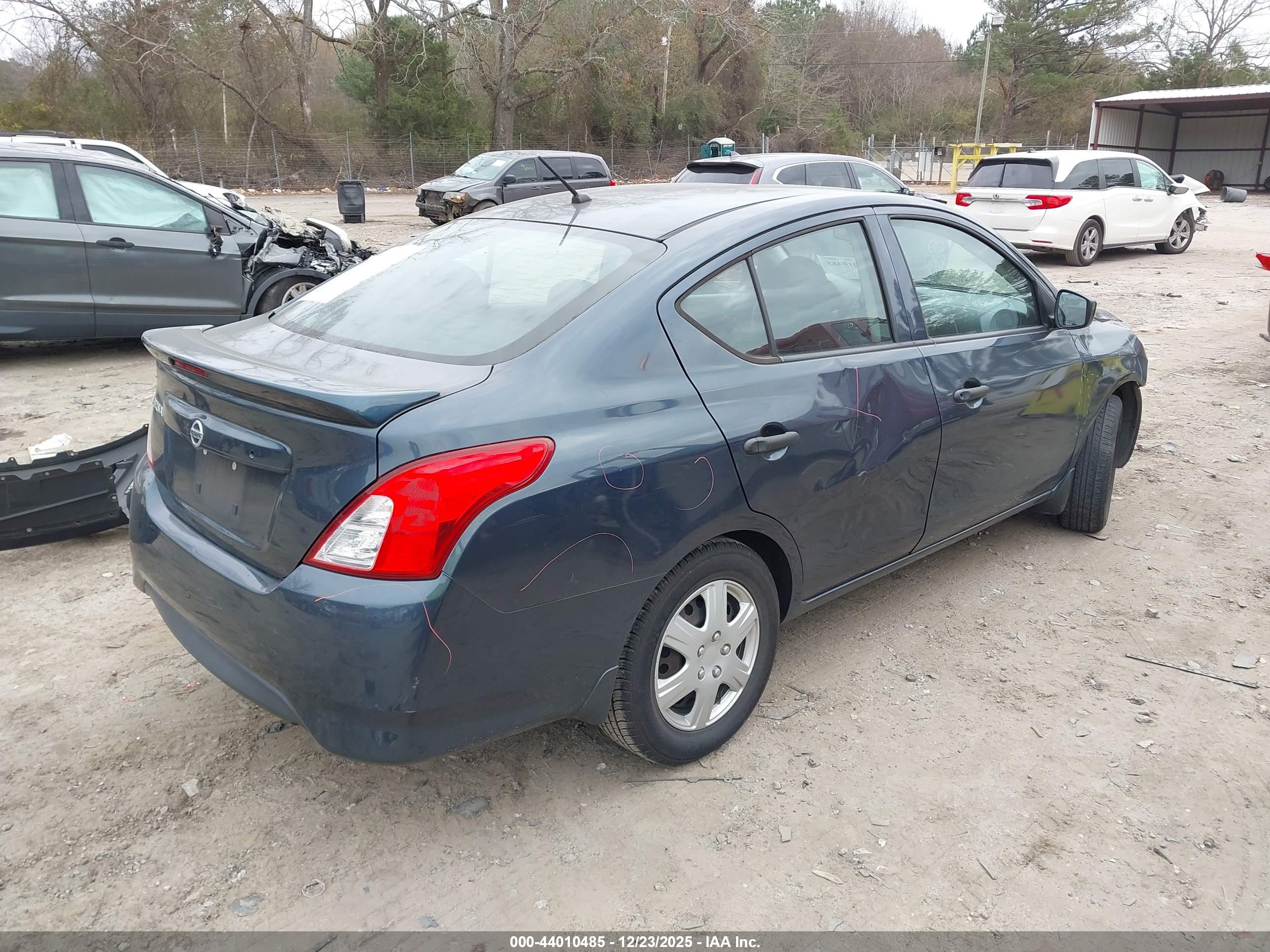 NISSAN VERSA image 4