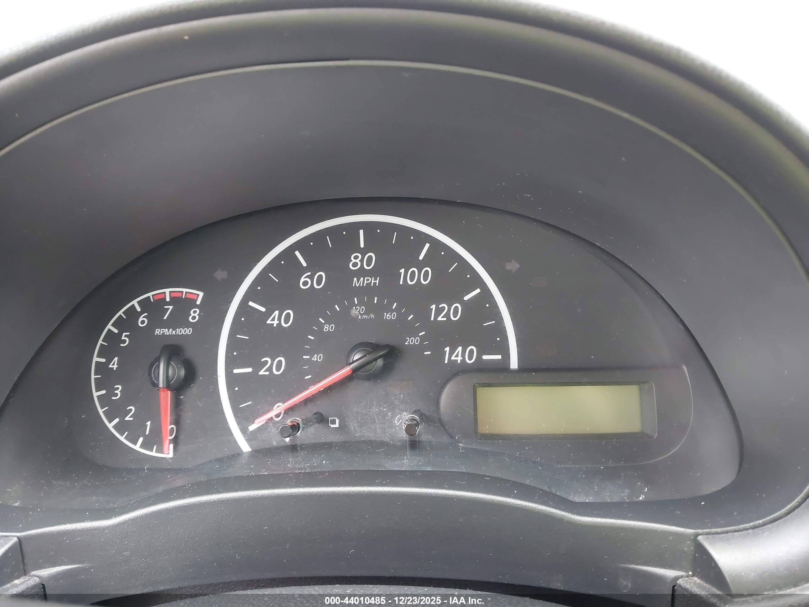 NISSAN VERSA image 7