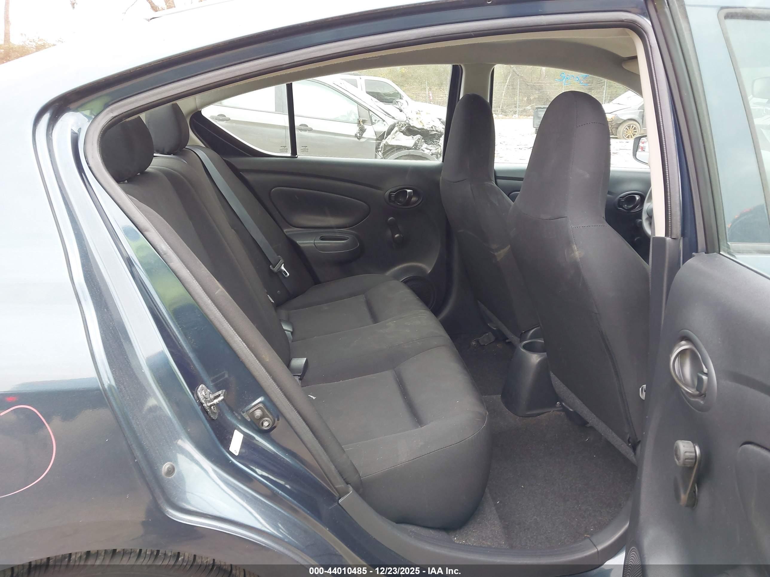 NISSAN VERSA image 8