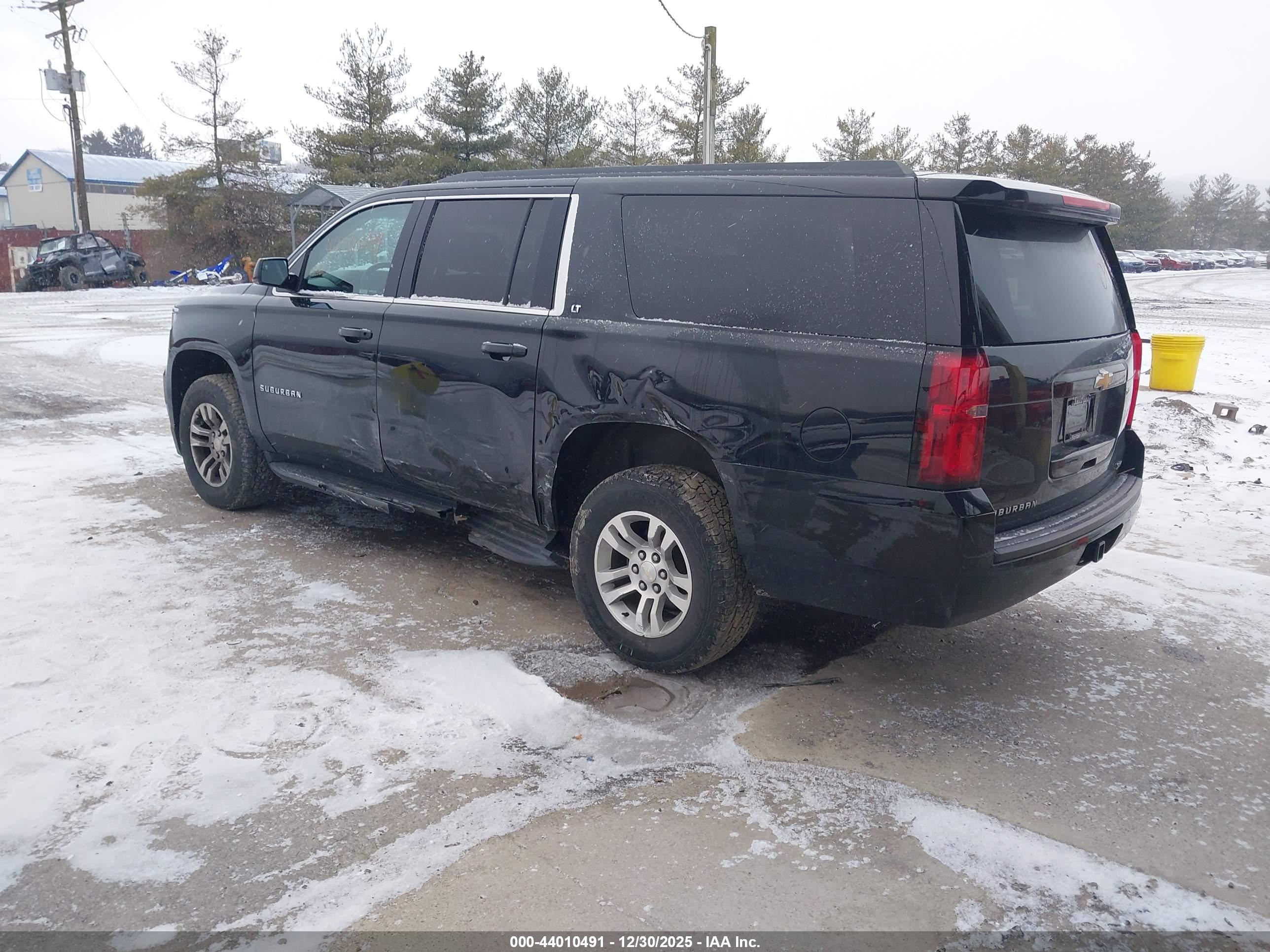 CHEVROLET SUBURBAN image 3