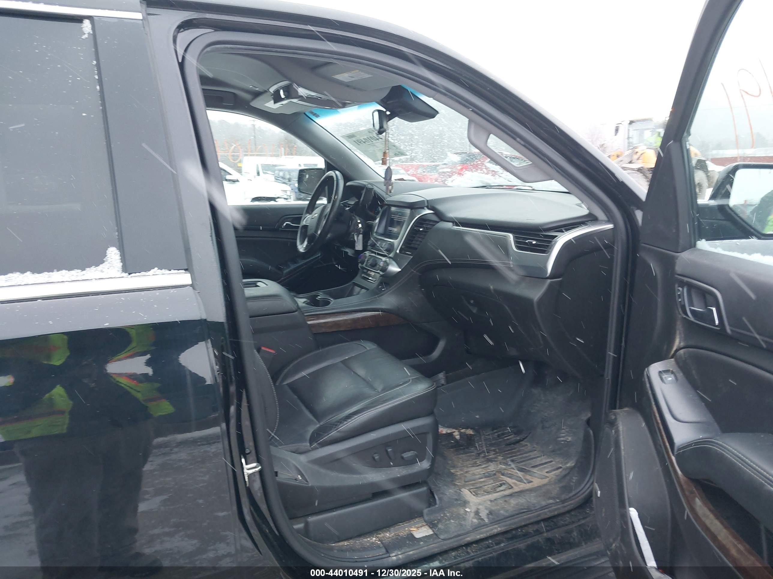 CHEVROLET SUBURBAN image 5