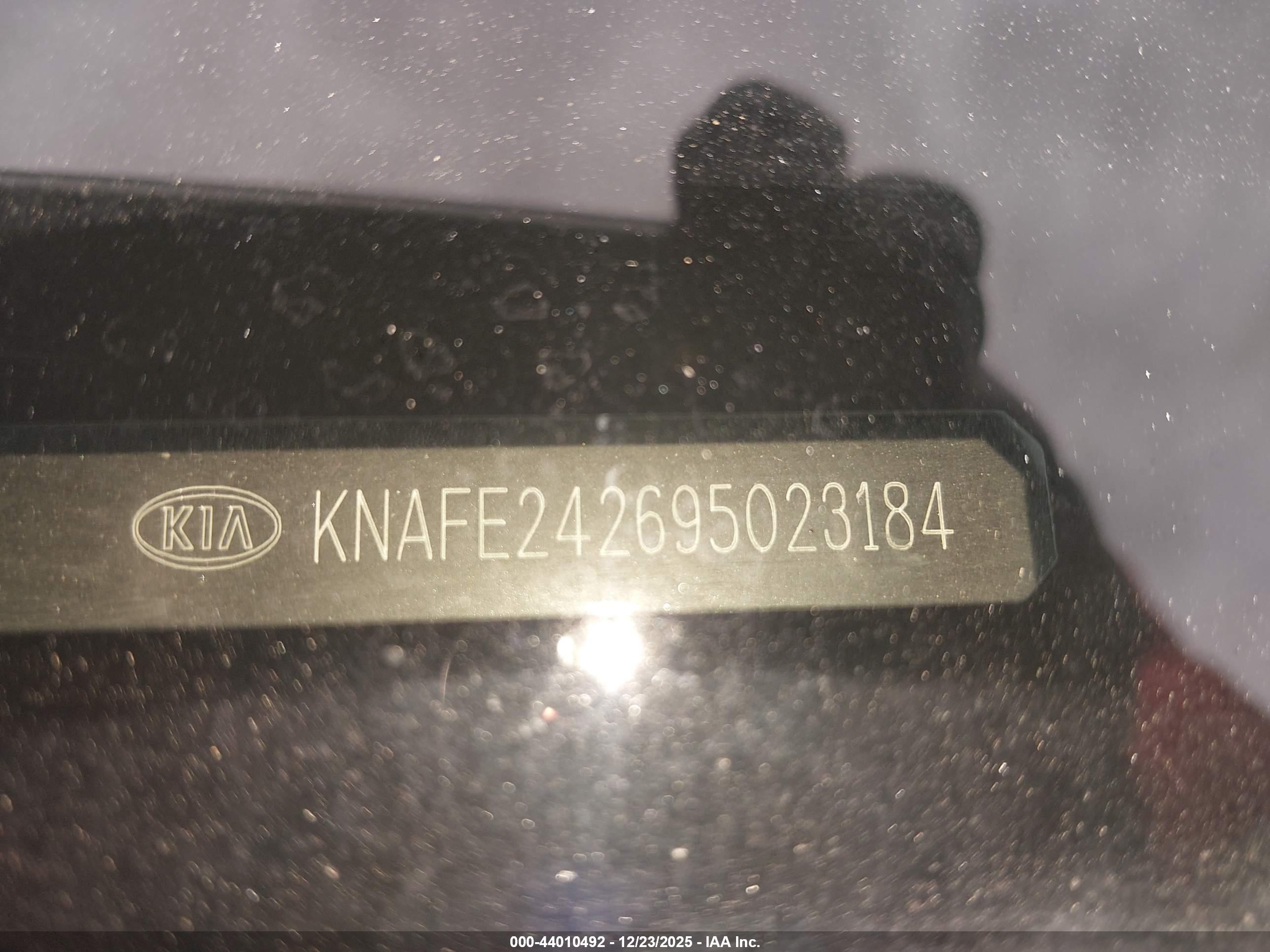 KIA SPECTRA5 image 9