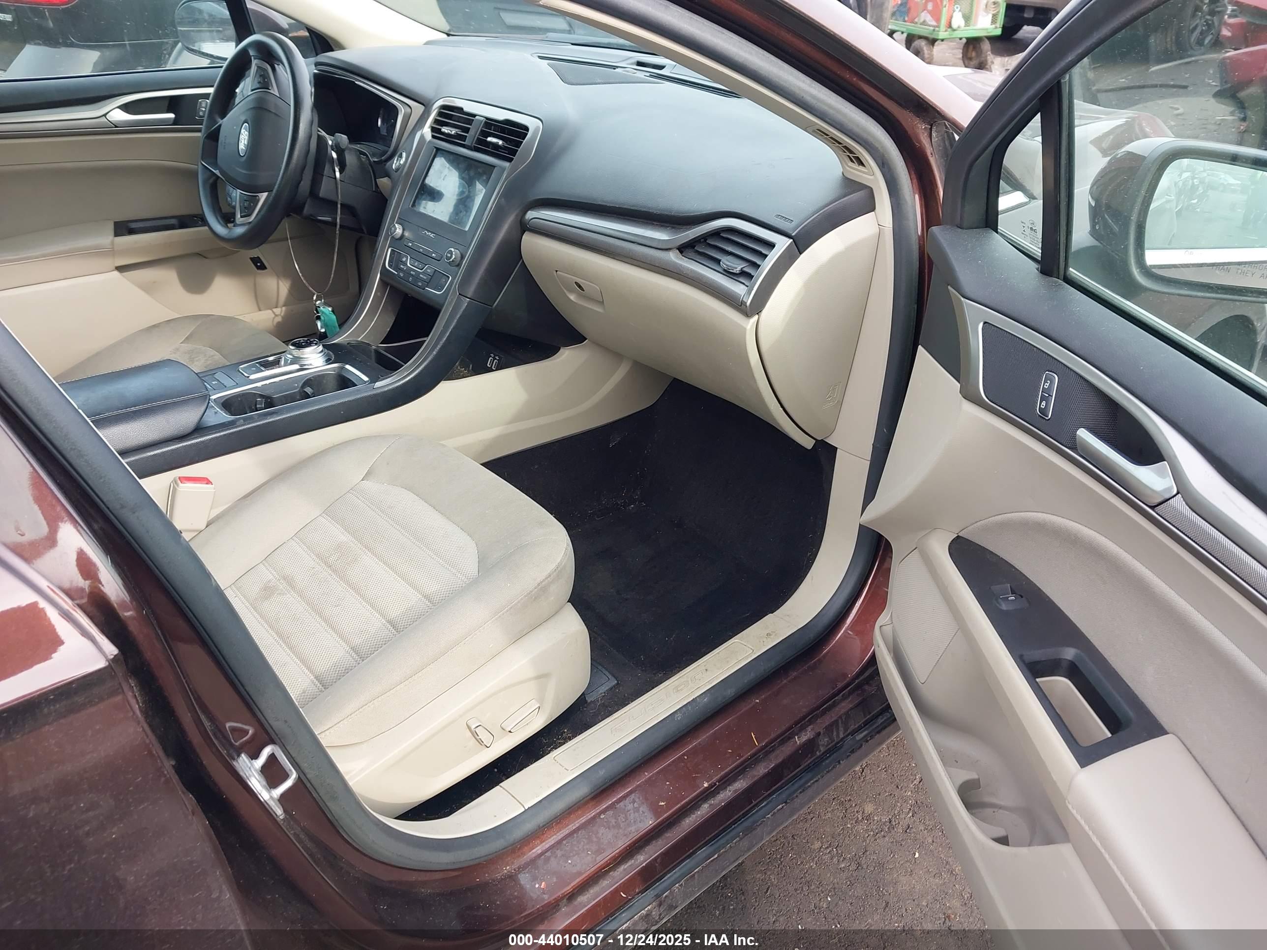 FORD FUSION image 5