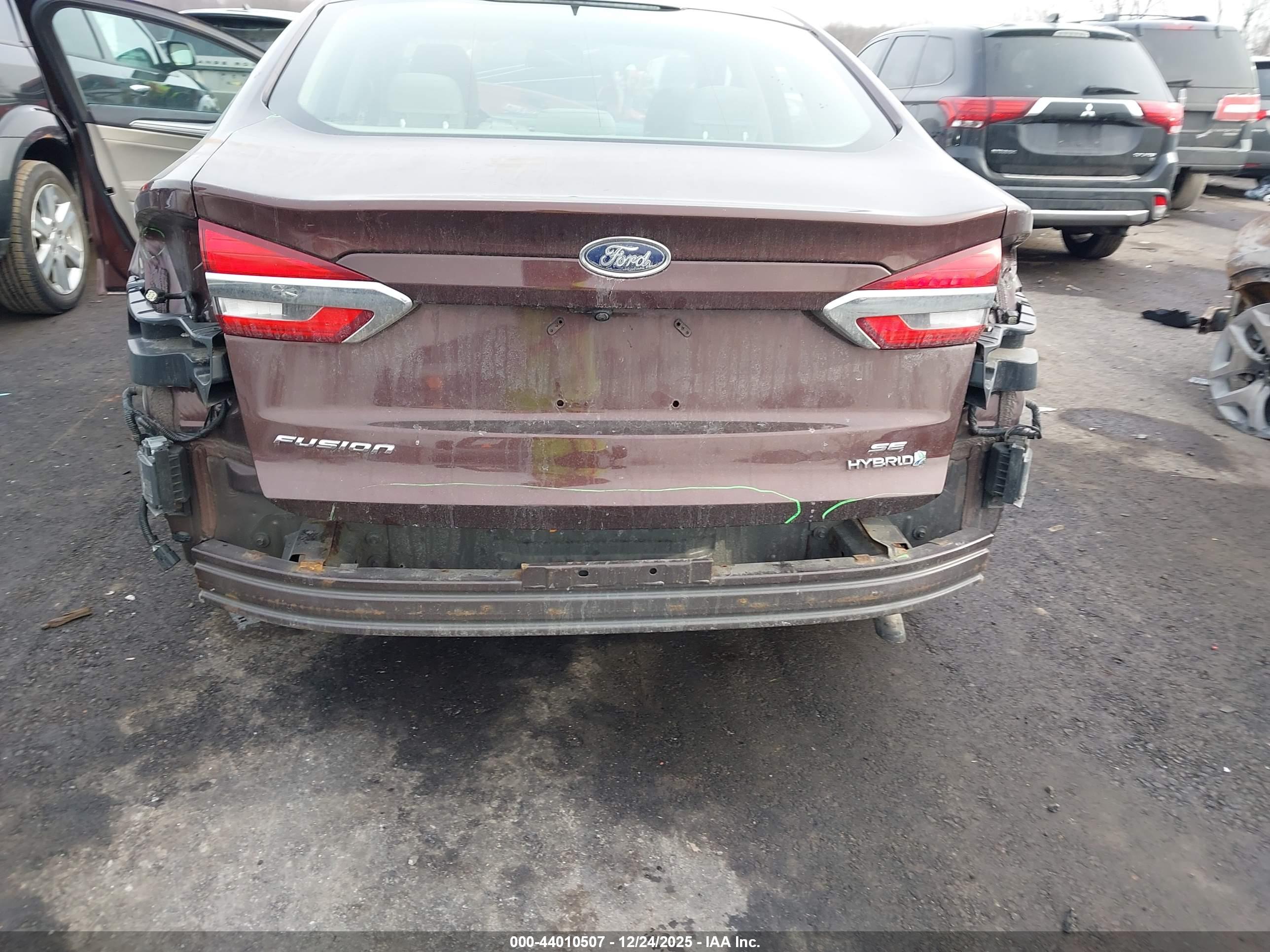 FORD FUSION image 6