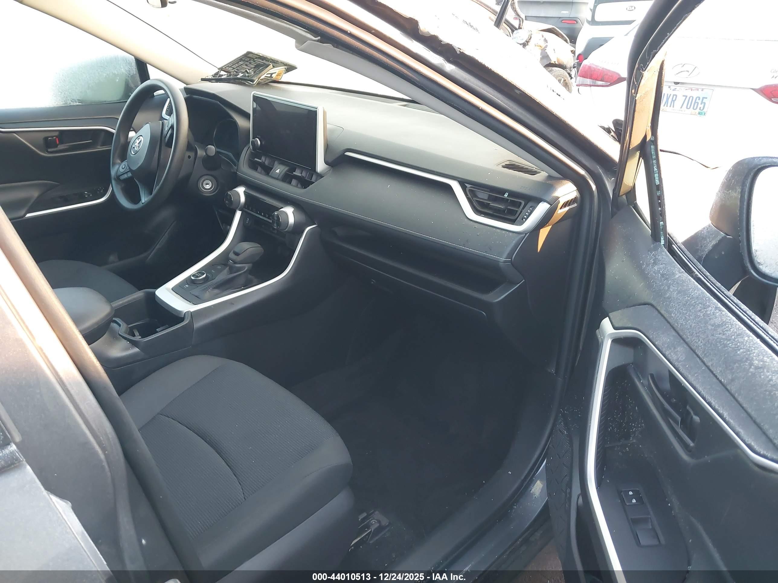 TOYOTA RAV4 image 5