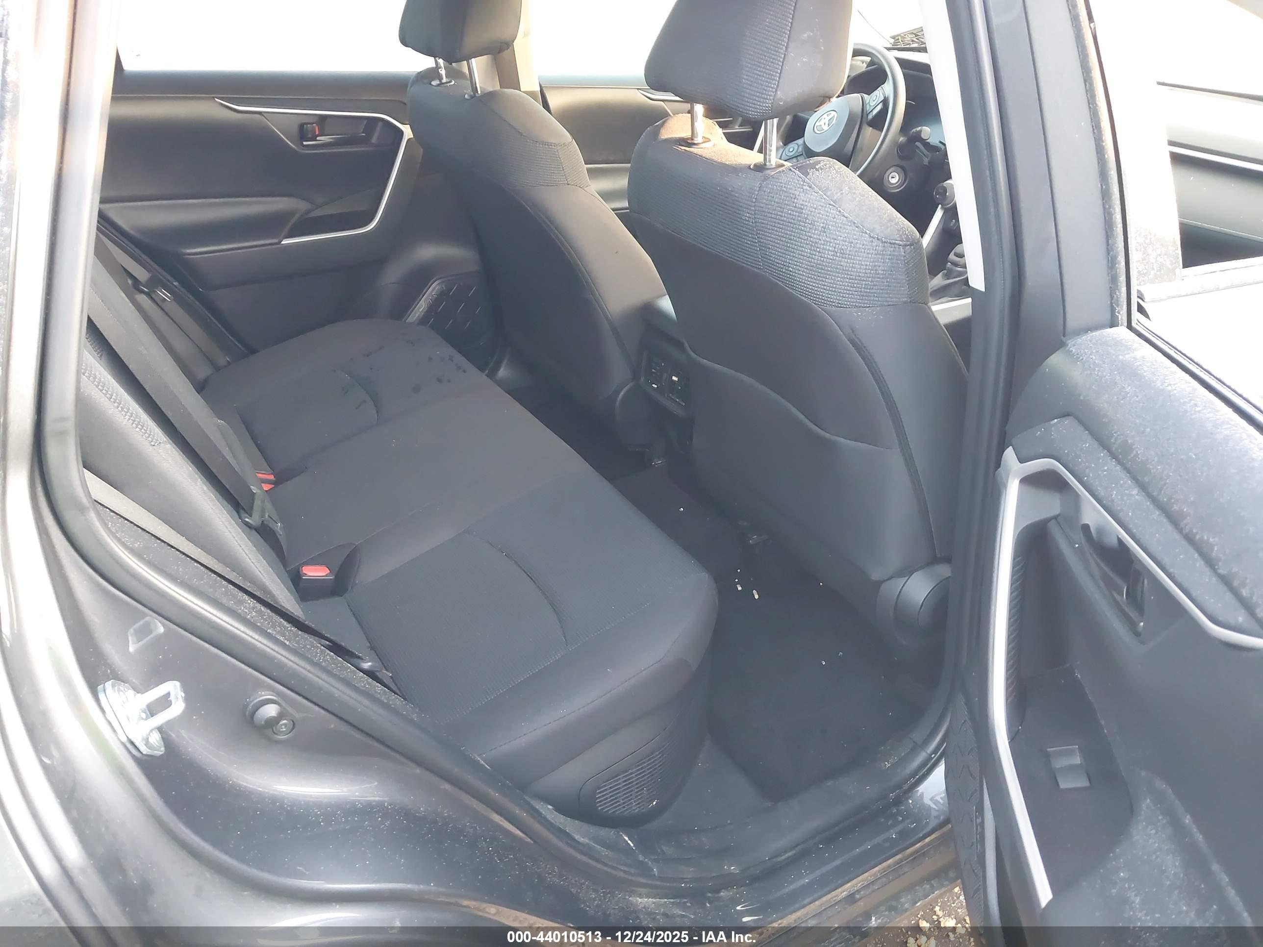 TOYOTA RAV4 image 8