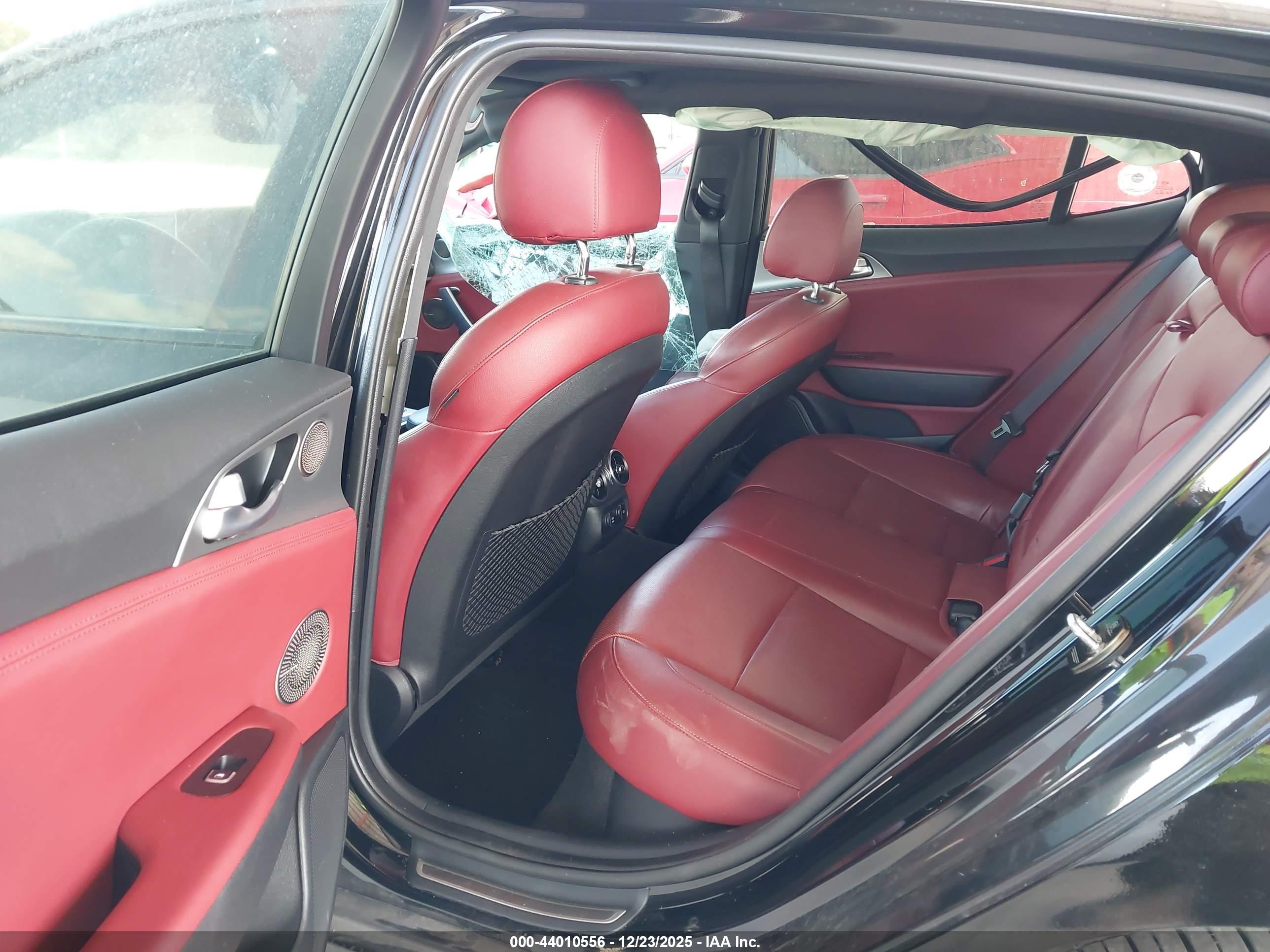 KIA STINGER image 8