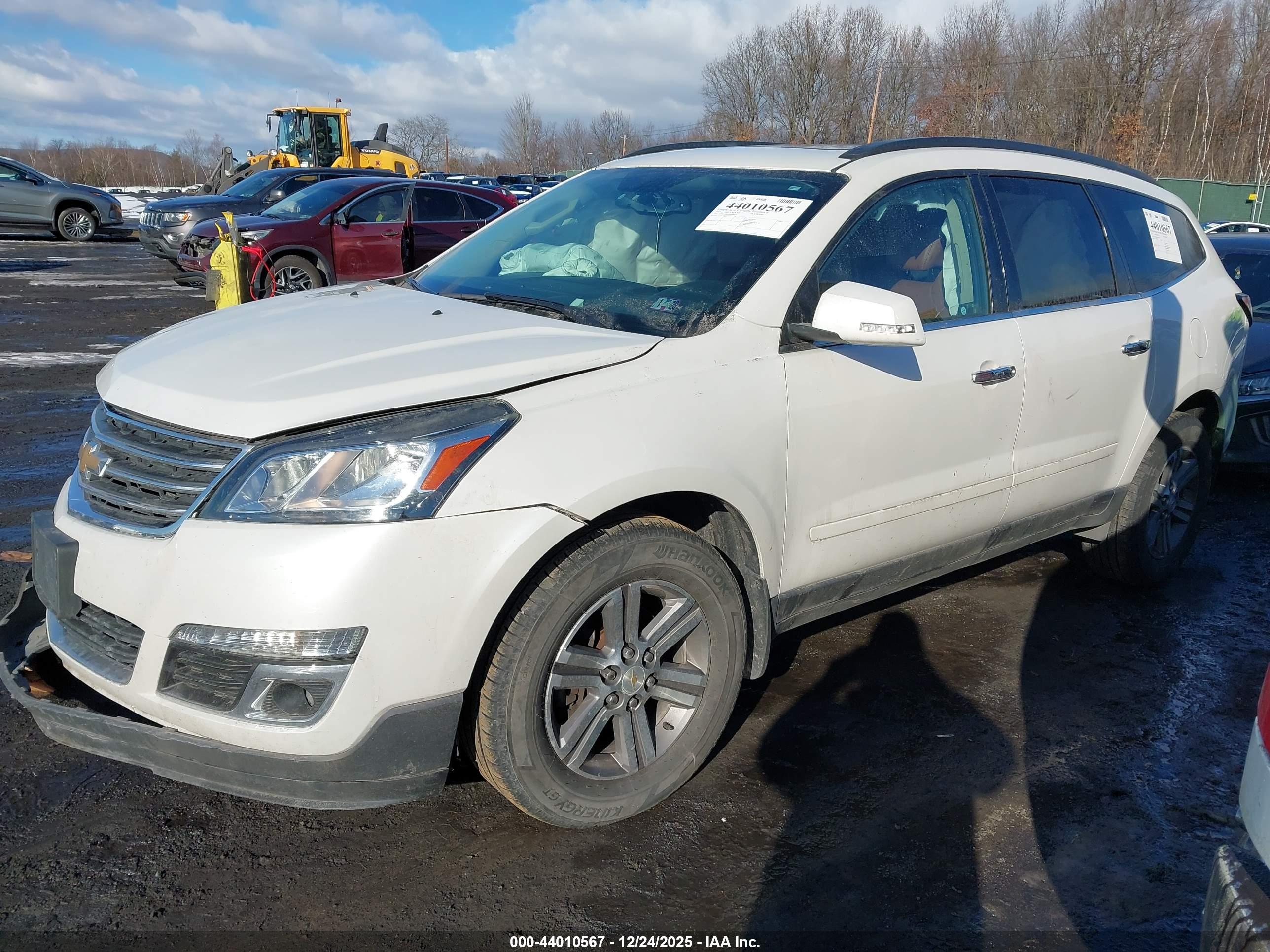 CHEVROLET TRAVERSE image 2