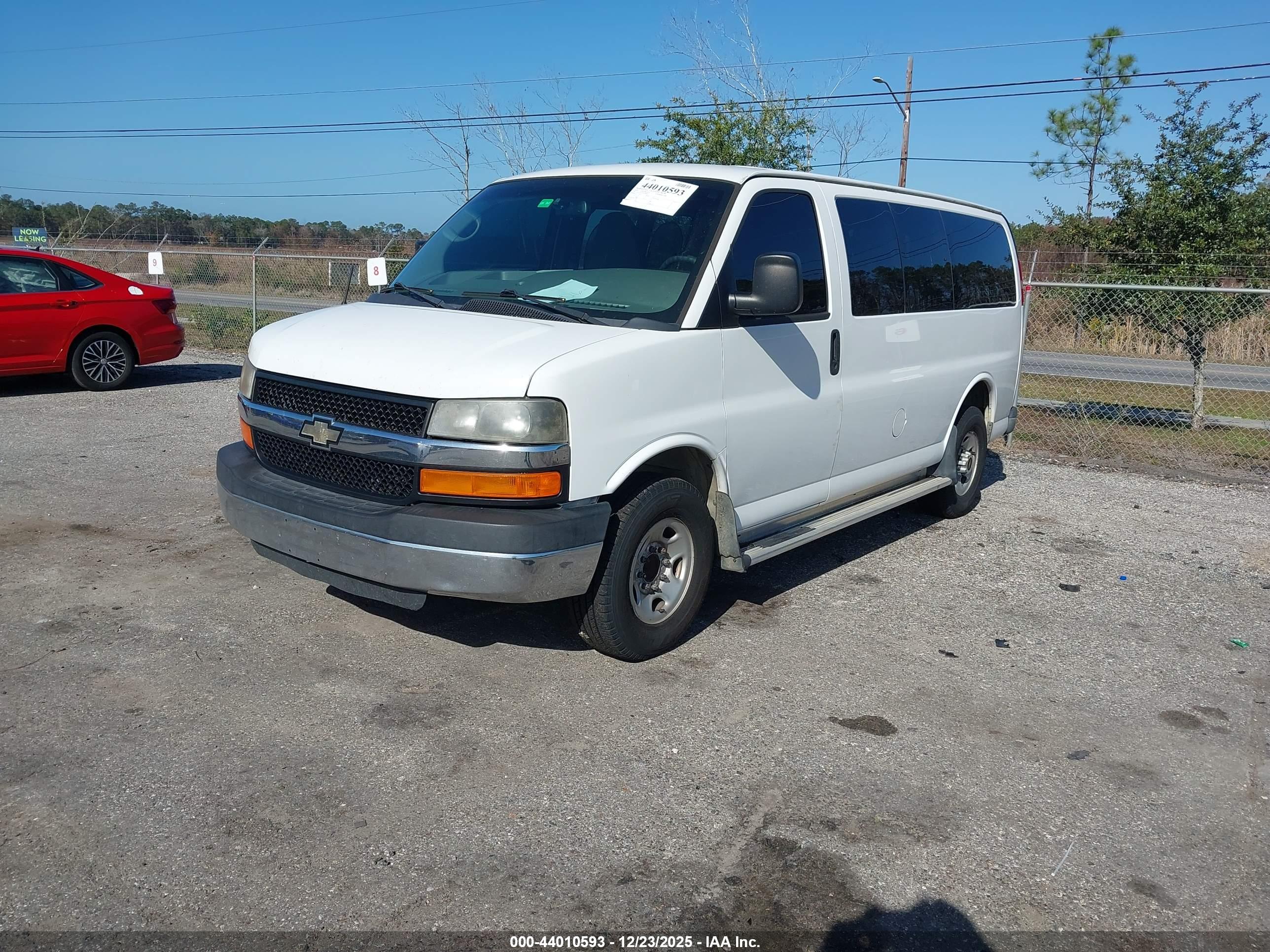 CHEVROLET EXPRESS image 2