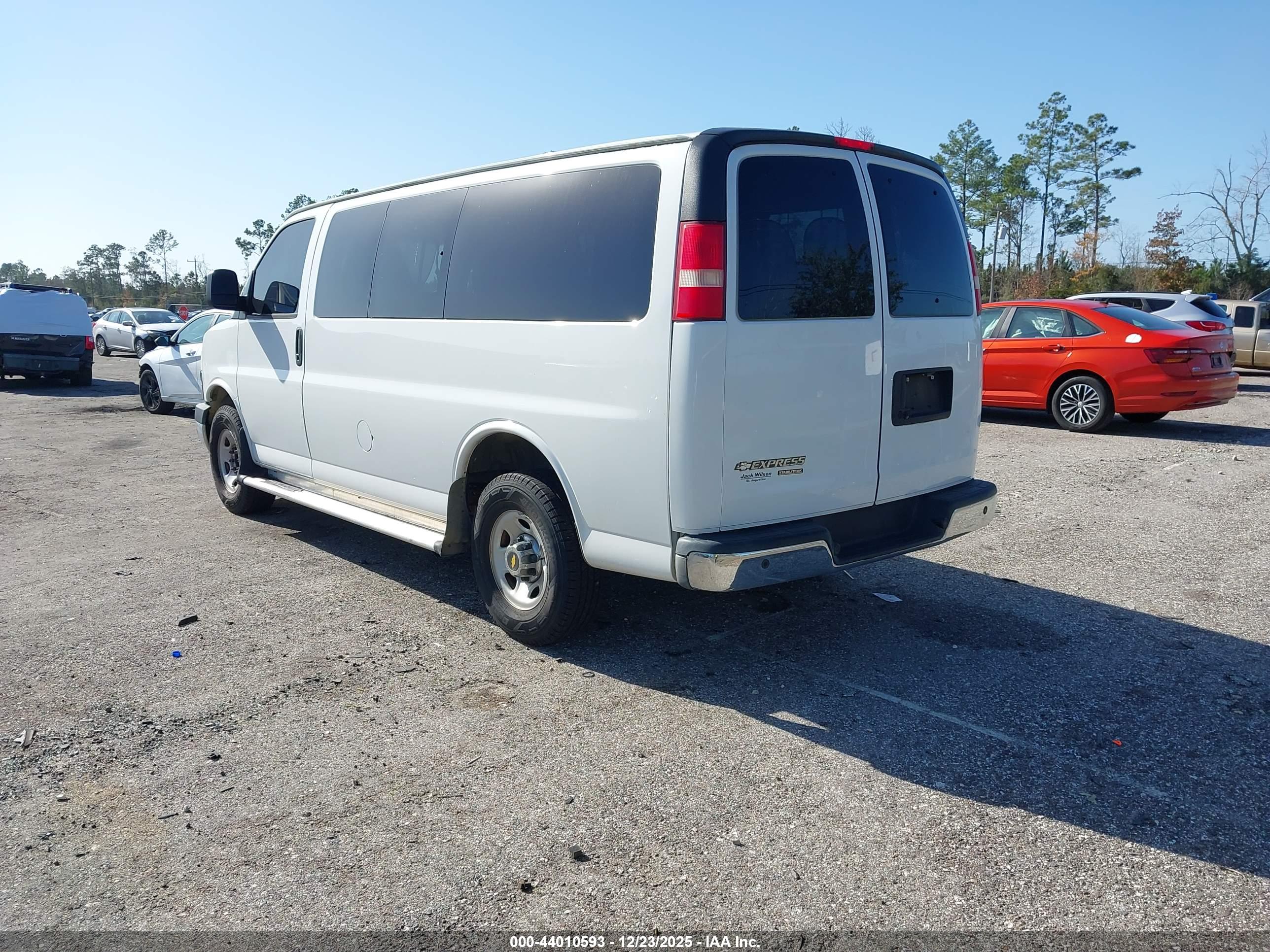 CHEVROLET EXPRESS image 3