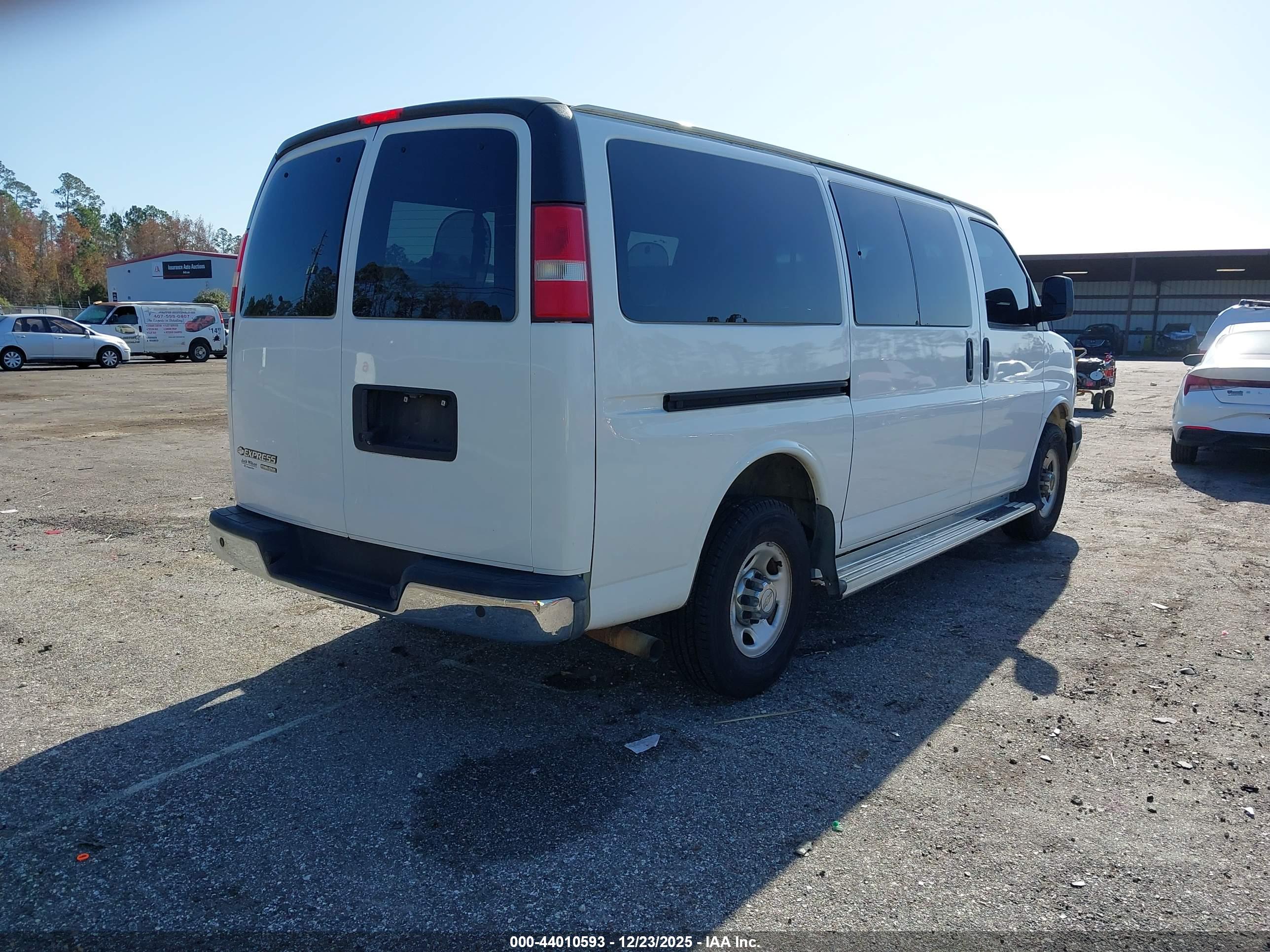 CHEVROLET EXPRESS image 4