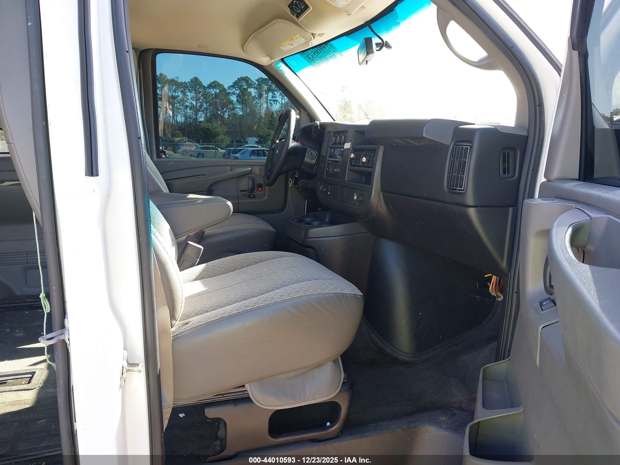 CHEVROLET EXPRESS image 5