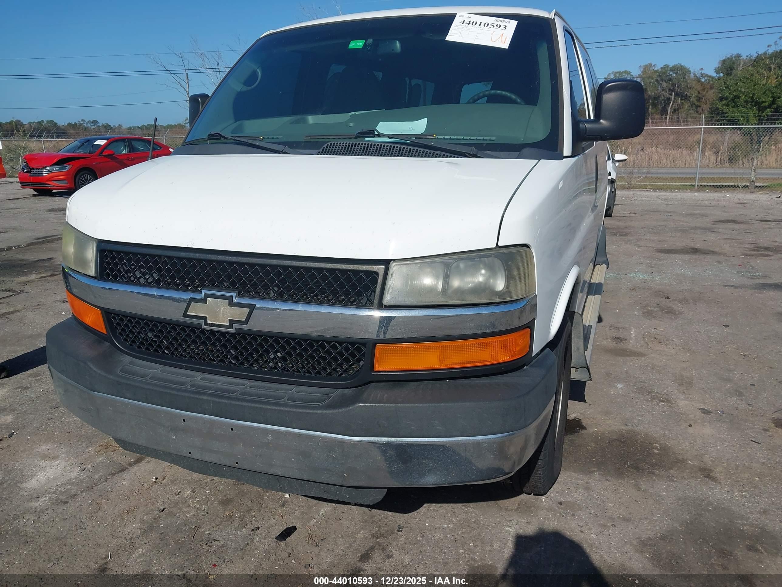 CHEVROLET EXPRESS image 6