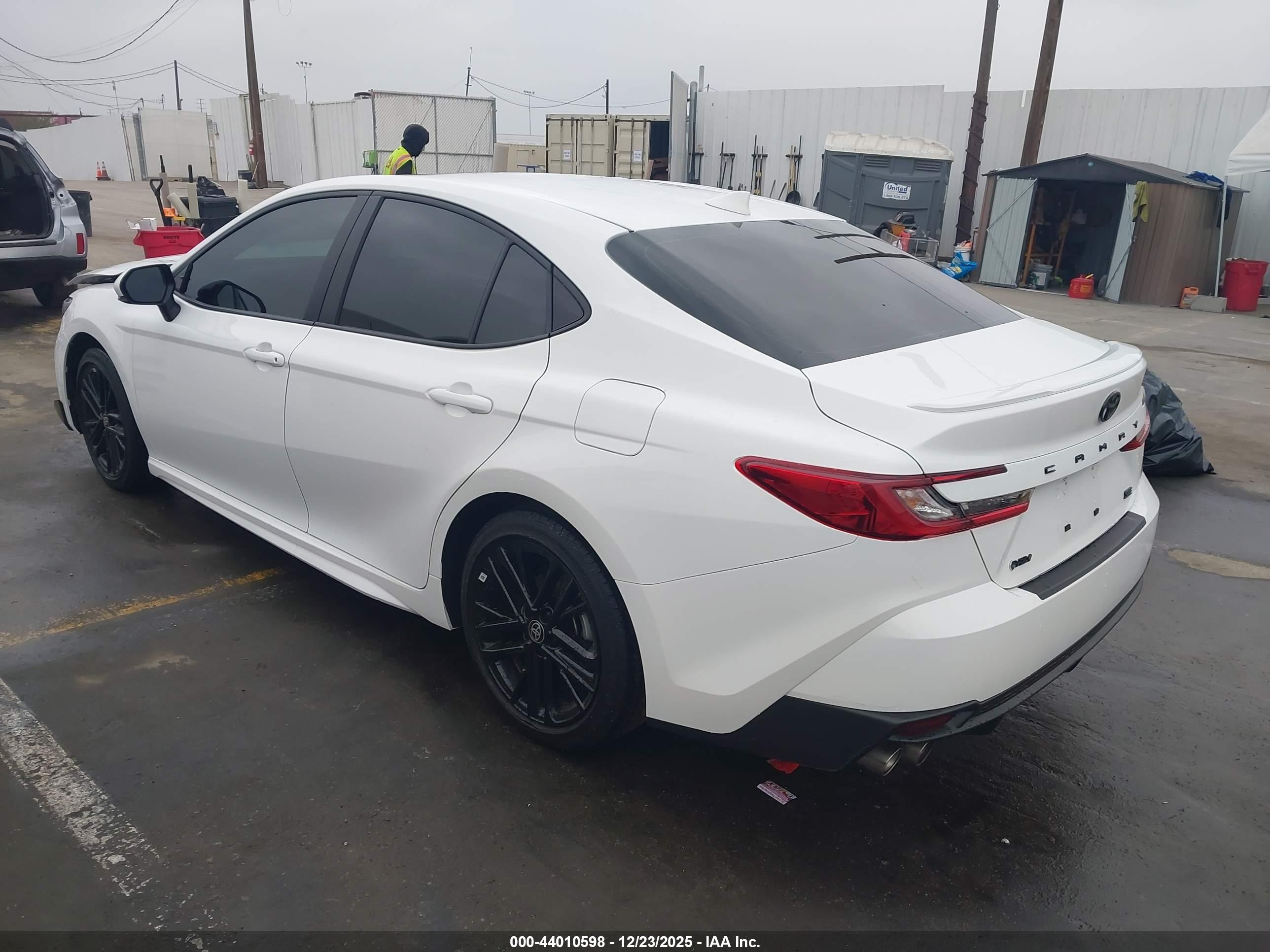 TOYOTA CAMRY image 3