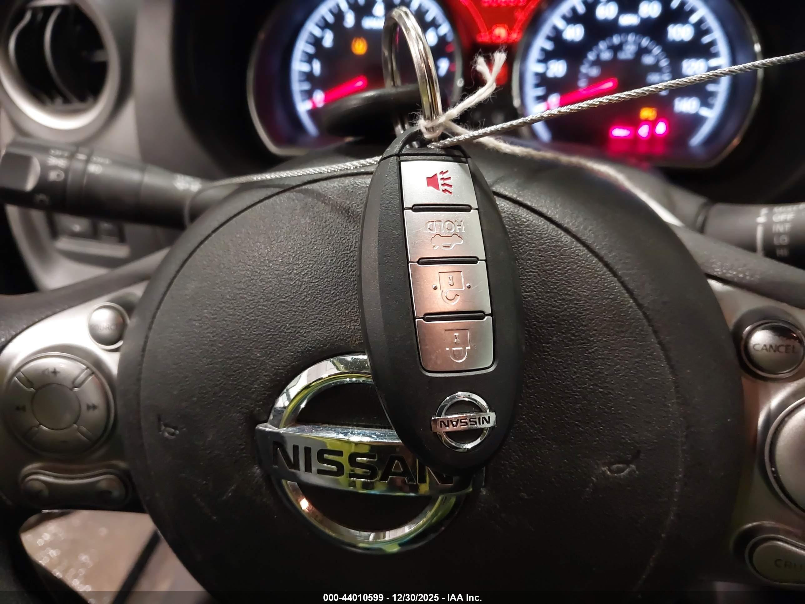 NISSAN VERSA image 11