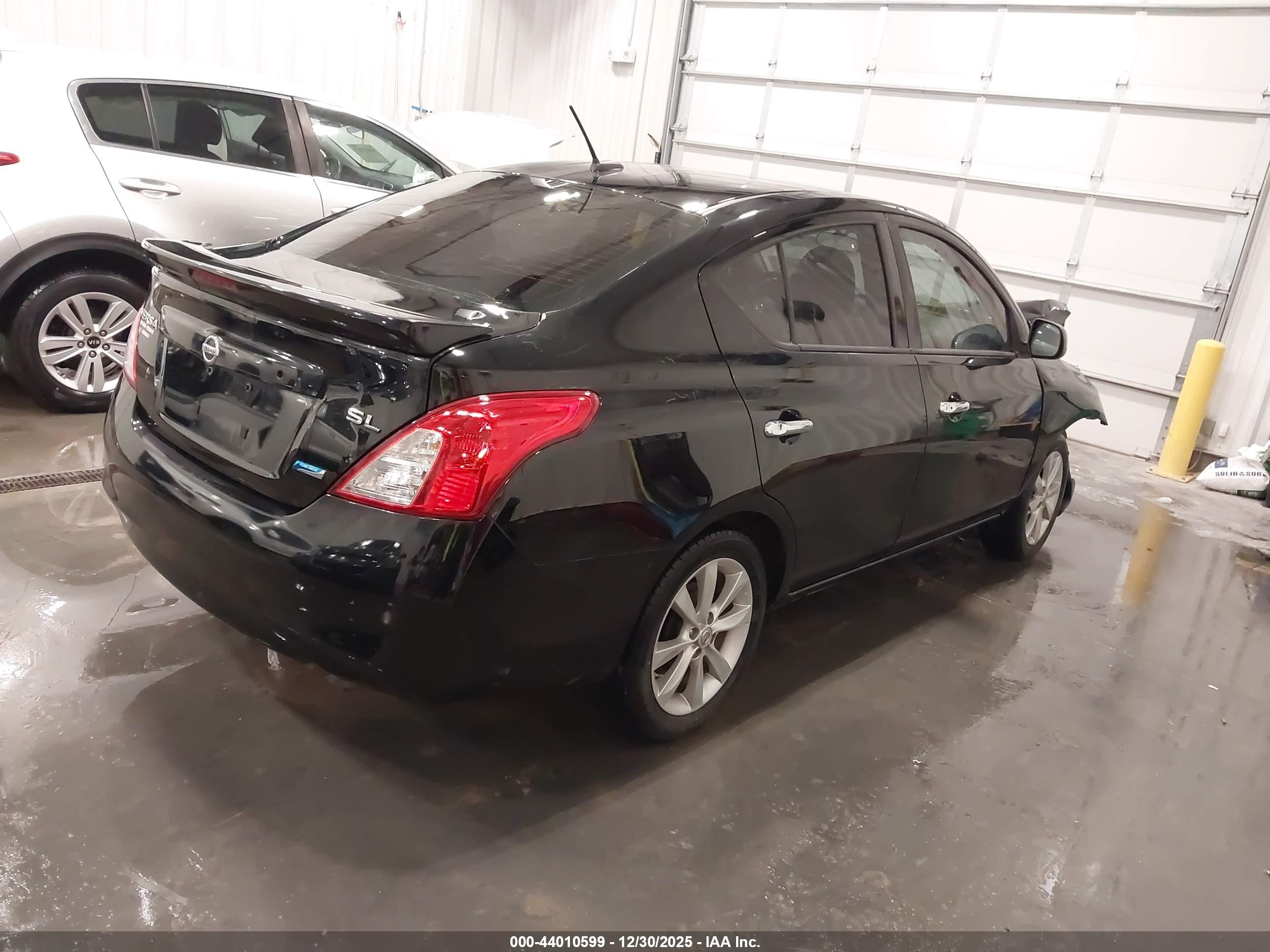 NISSAN VERSA image 4