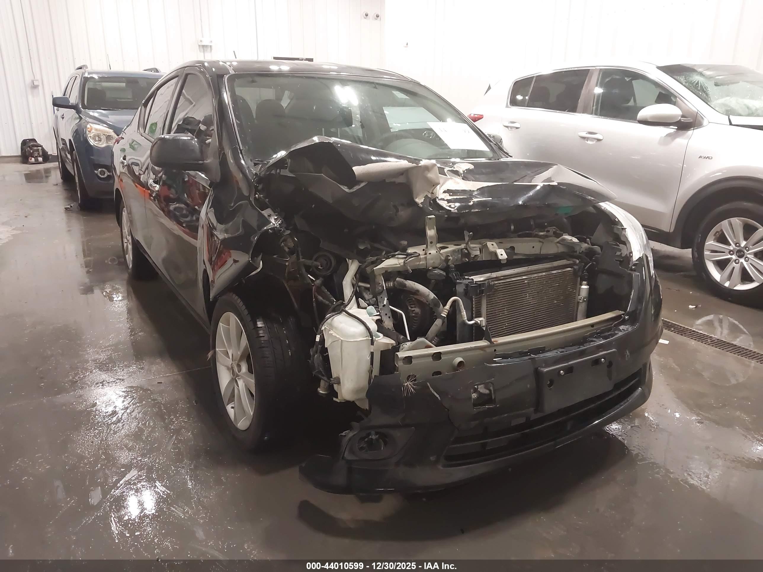 NISSAN VERSA image 6