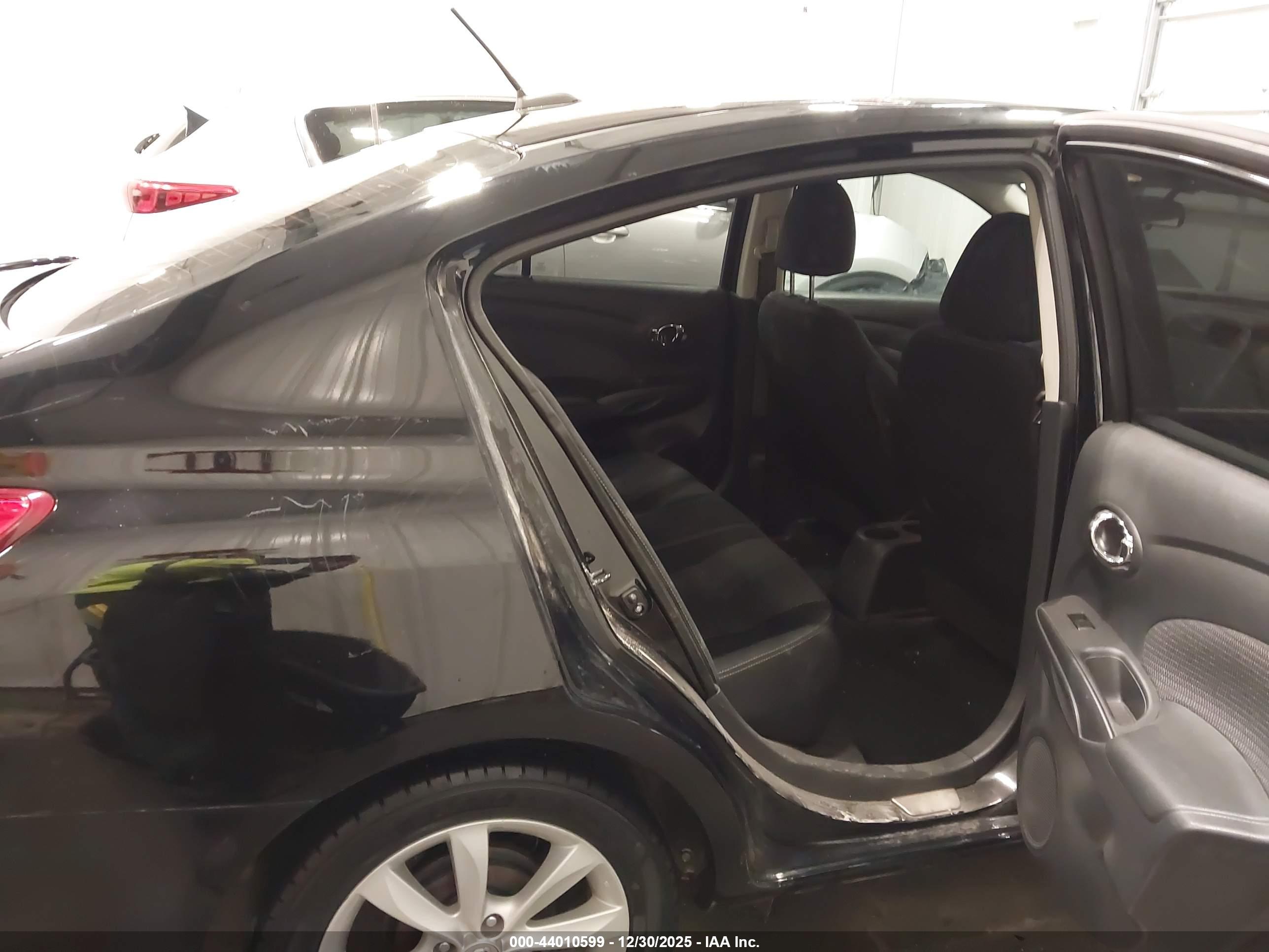 NISSAN VERSA image 8