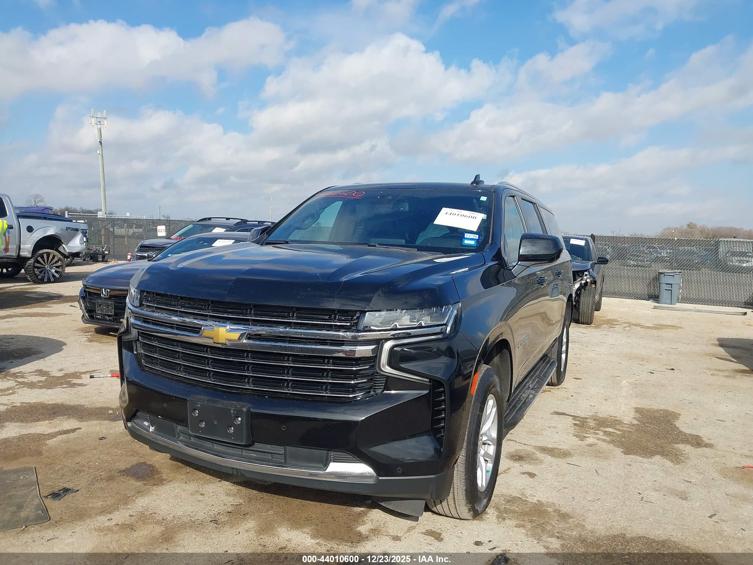 CHEVROLET SUBURBAN image 2