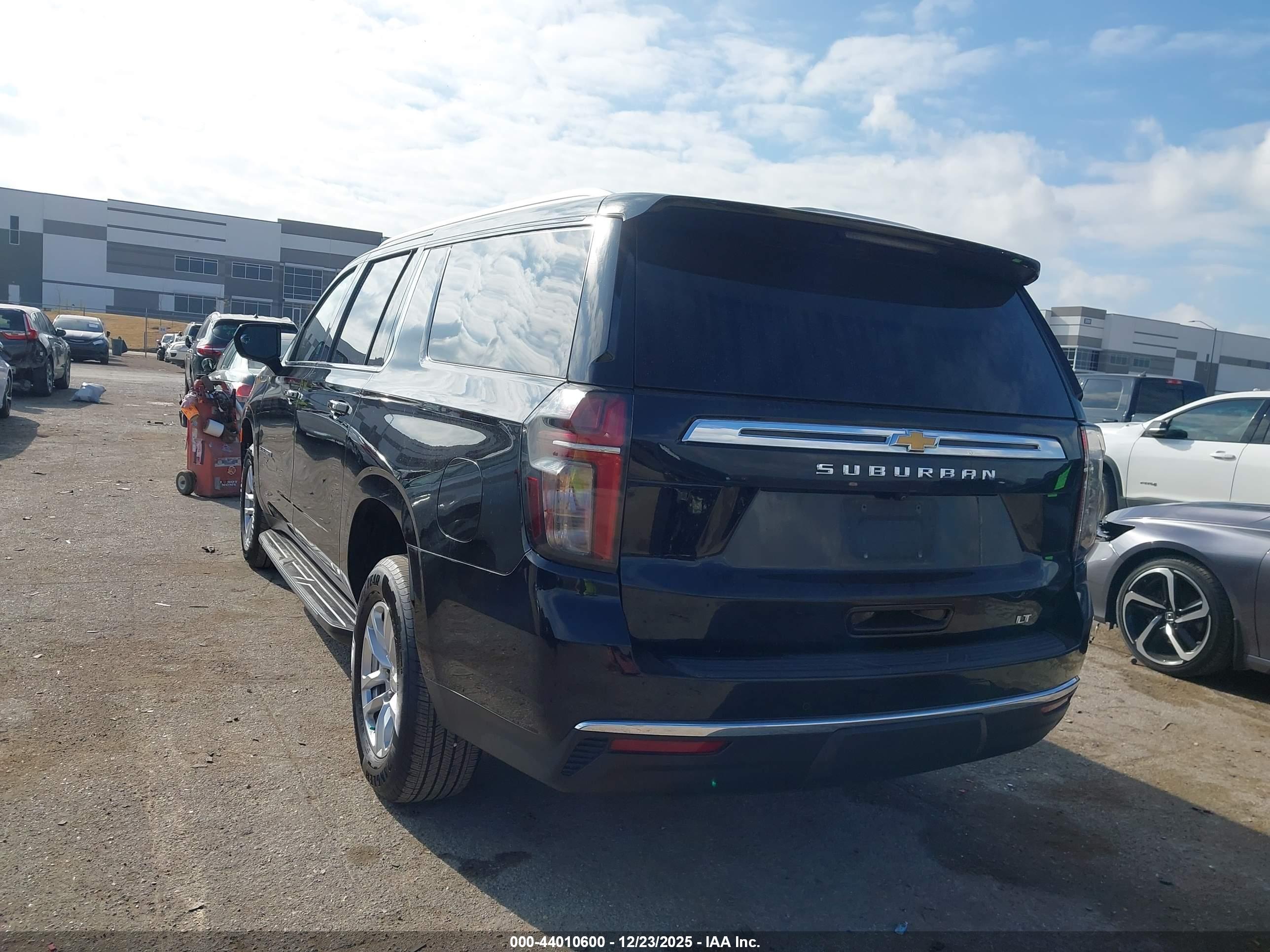 CHEVROLET SUBURBAN image 3
