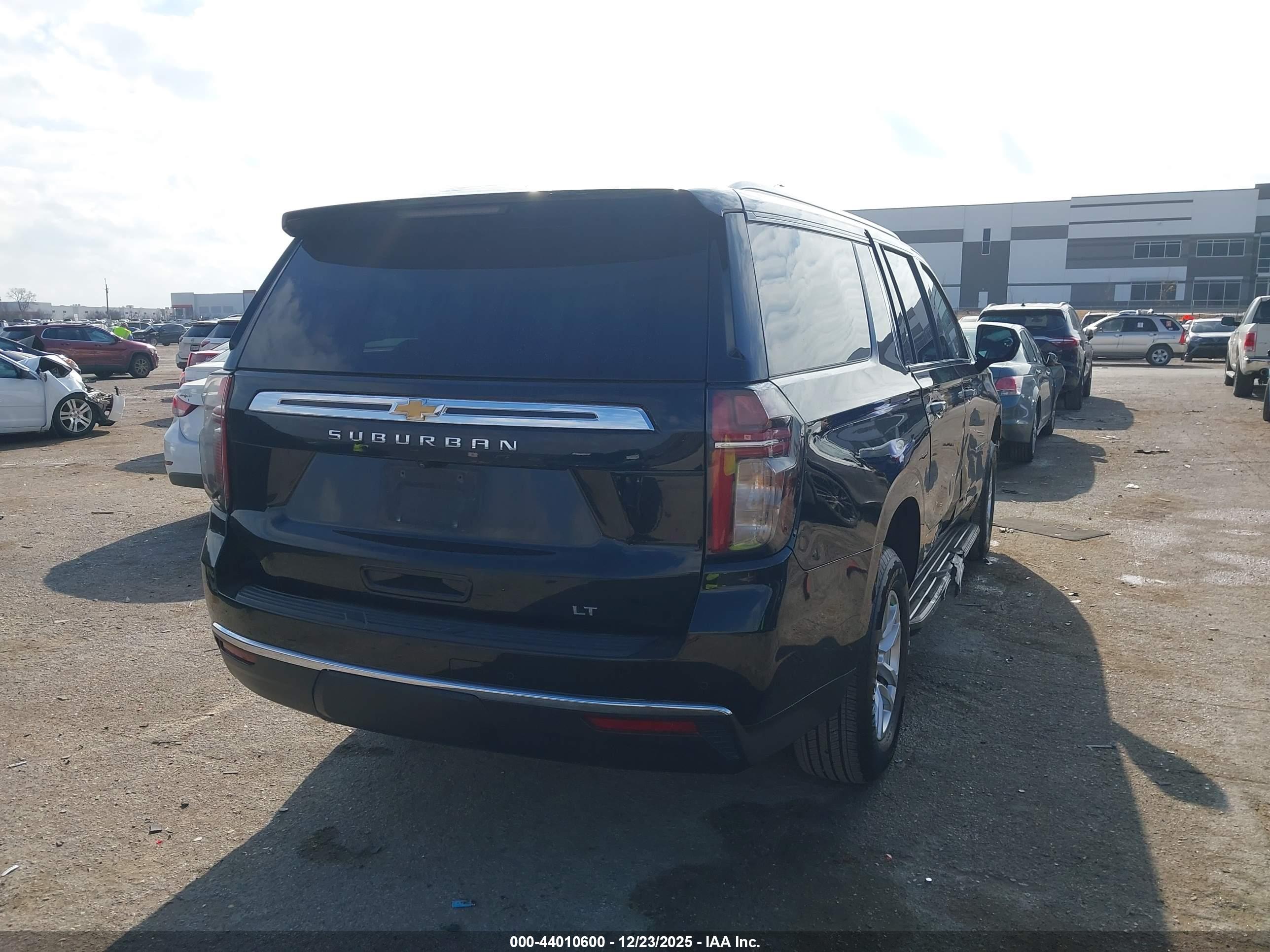 CHEVROLET SUBURBAN image 4