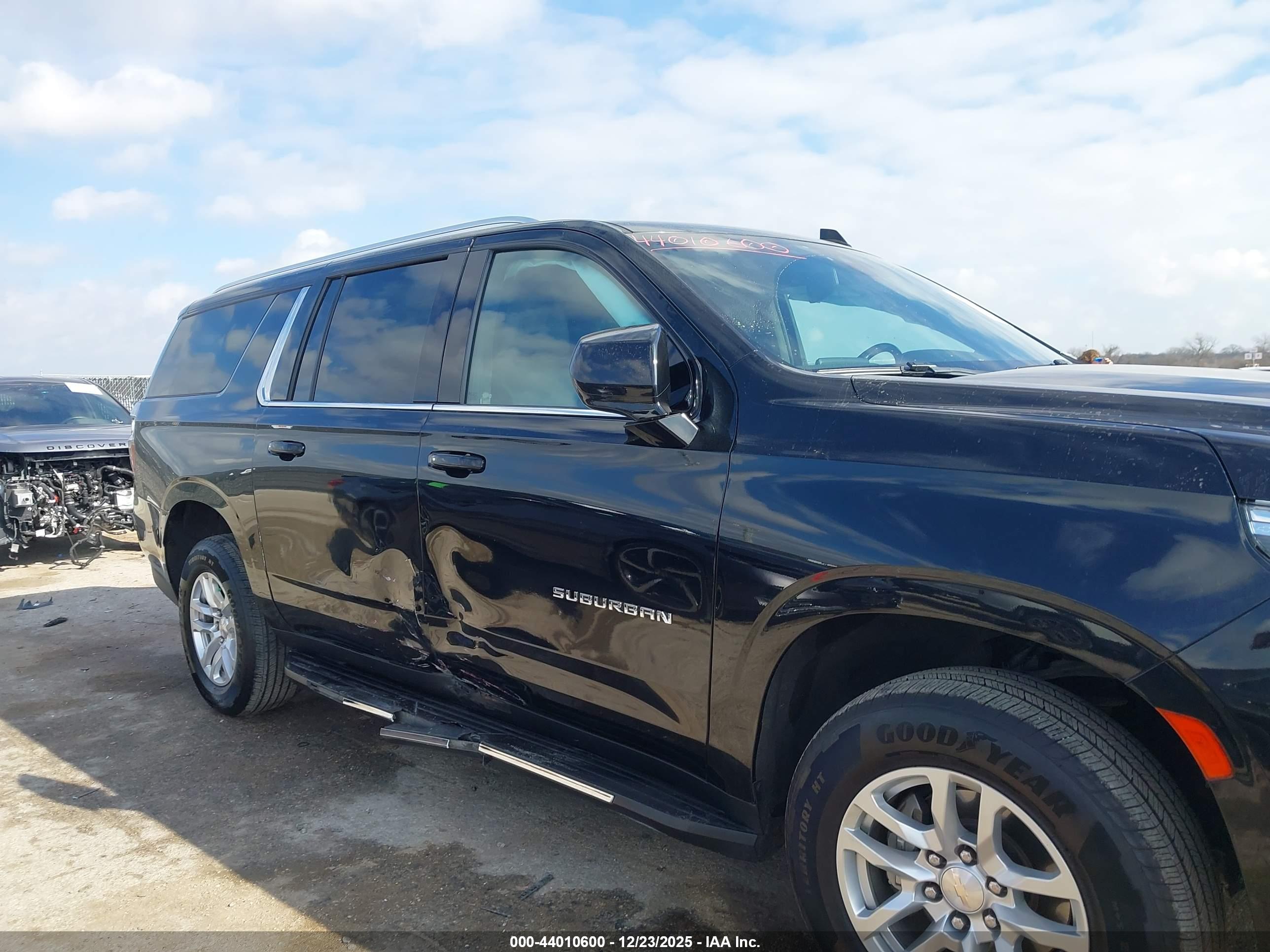 CHEVROLET SUBURBAN image 6