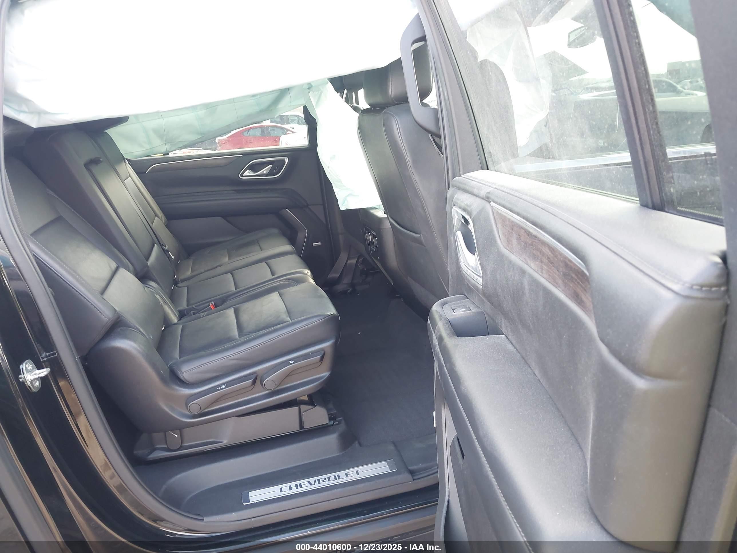 CHEVROLET SUBURBAN image 8