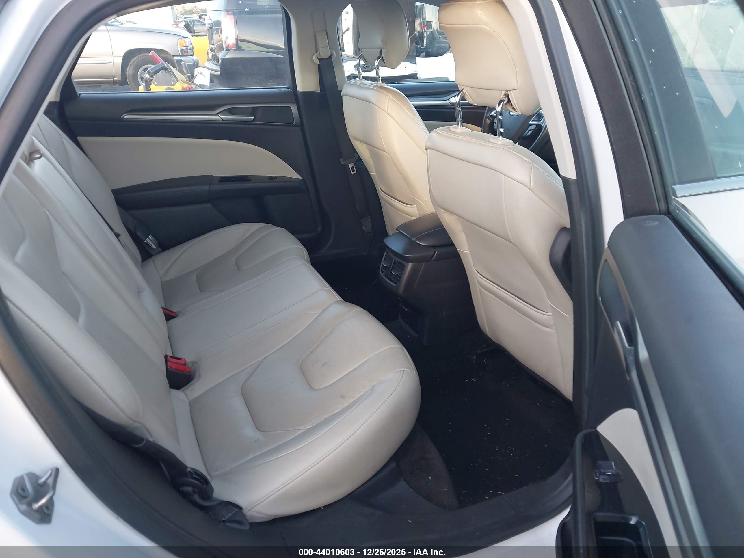 FORD FUSION image 8