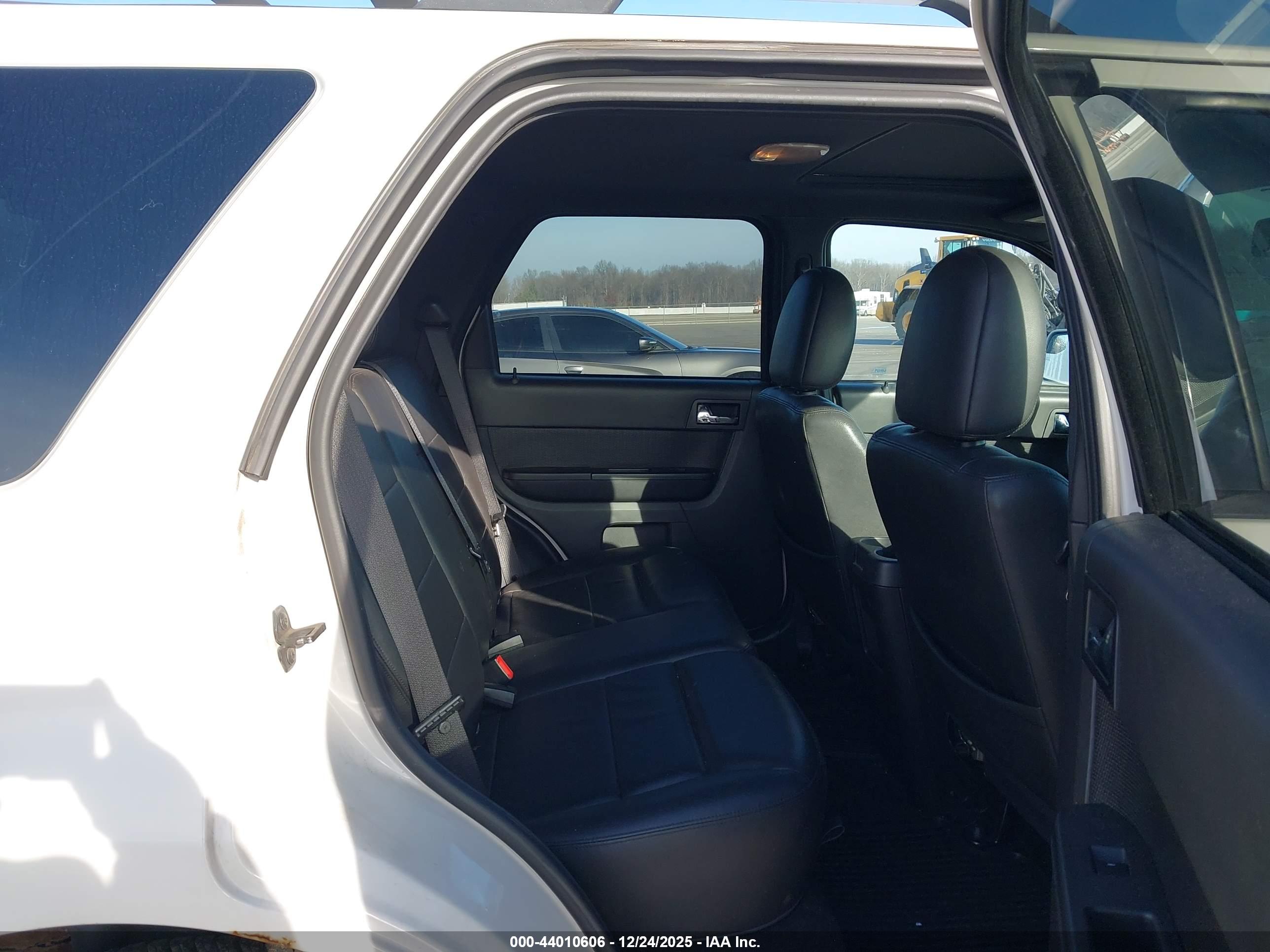 FORD ESCAPE image 8